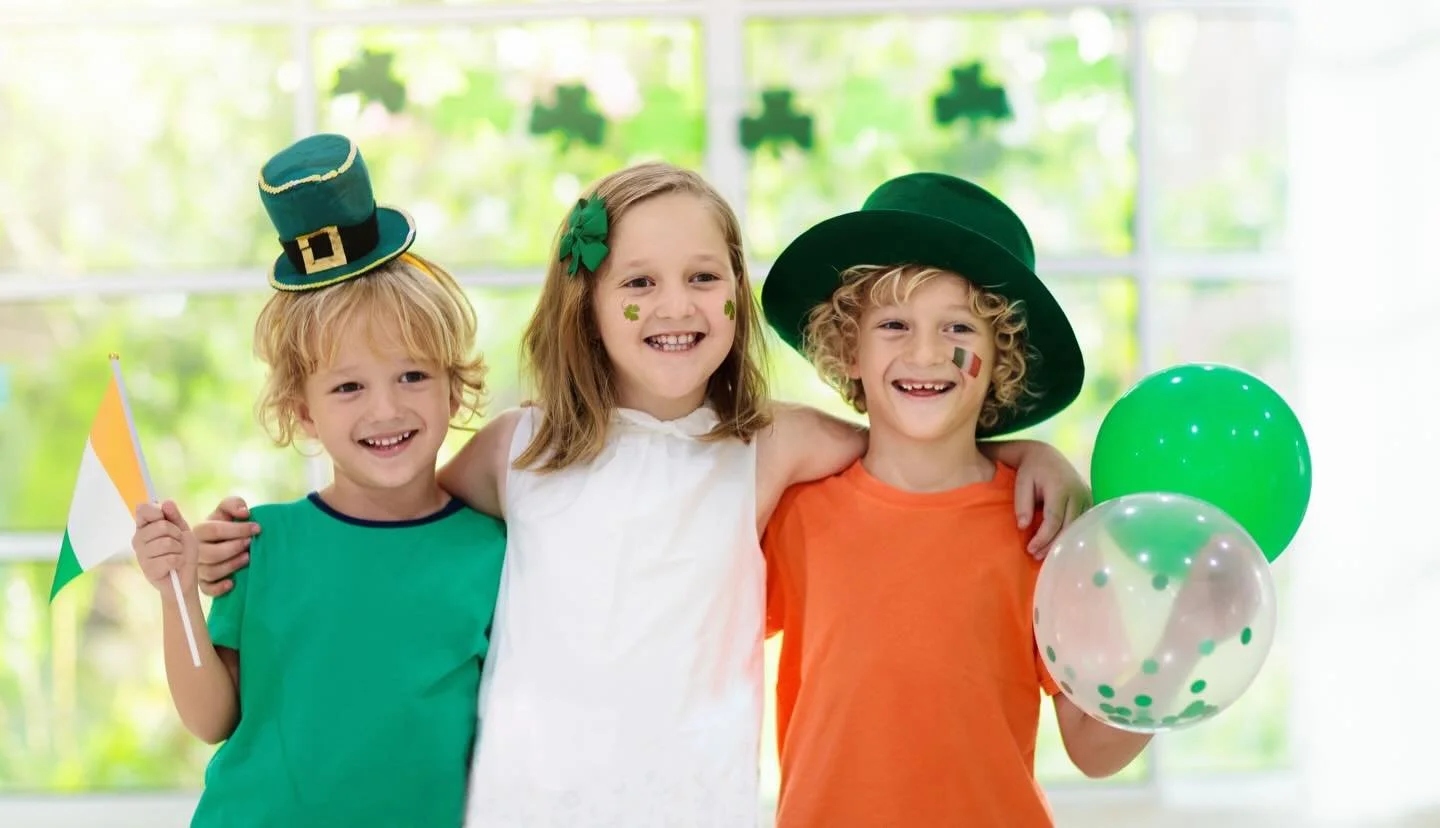 .
3月のテーマは「St. Patrick&rsquo;s Day」☘️ 

セントパトリックデーは、毎年3月17日、アイルランドにキリスト教を広めた聖パトリックを称える日。今では、緑色の服や帽子を身につけてパレードやイベントを楽しむ「グリーンに染まる日」として世界中で親しまれています。日本ではまだ馴染みは少ないですが、各地でパレードが行われたり、大阪城がグリーンにライトアップされたりと、少しずつ広がってきています✨ 

今月は「色」にフォーカスします🌈 色と感情をつなげてみたり、精油の香りを