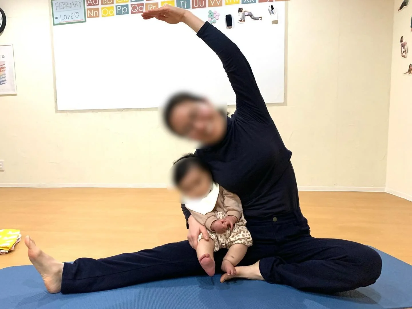 .
Babyクラスに通ってくださっているお２人✨「１年前にポストにチラシが入っていて、その頃はまだお腹の中にいたんです」と、嬉しいお話が🥹🩷

まもなく寝返りができそうなBabyとのレッスンは、英語のリズムに触れながら身体を動かすことに加えて、
英会話ラジオで長年こつこつと勉強されているお母さん（すごい😳）のアウトプットの時間としても活用いただいています。 

生徒さんたちから刺激をもらい、私も英検1級への挑戦をスタート！！電子辞書を引き、単語帳に書き写すという久しぶりの学生スタイルでやっ