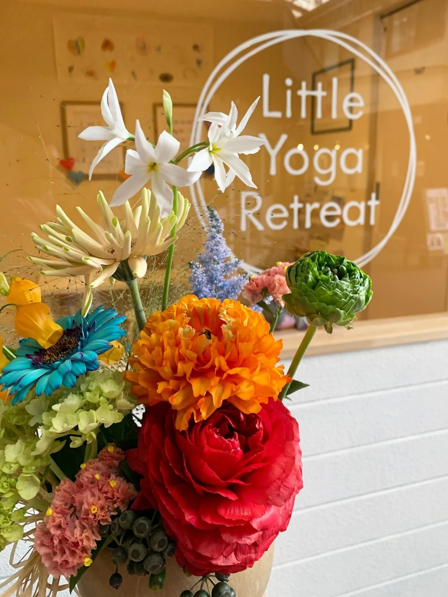 .
2026年4月1日で、1周年を迎えることができました🌿

通ってくださっている皆さま、ご家族の方々 
運営を支えてくださっている地域の皆さま 
いつも本当にありがとうございます

「イラってしたとき、深呼吸したら落ち着いたわ」 
「最近リアクション自然と英語になるねんけど」など 
日常に少しずつ変化が見られる様子を伺うたびに 
嬉しくて、たくさんの力をいただいた1年でした

ヨガや英語は、一度で身につくものではなく 
日々の積み重ねや個人差があるものですが
その過程も含めて温かく見守ってい