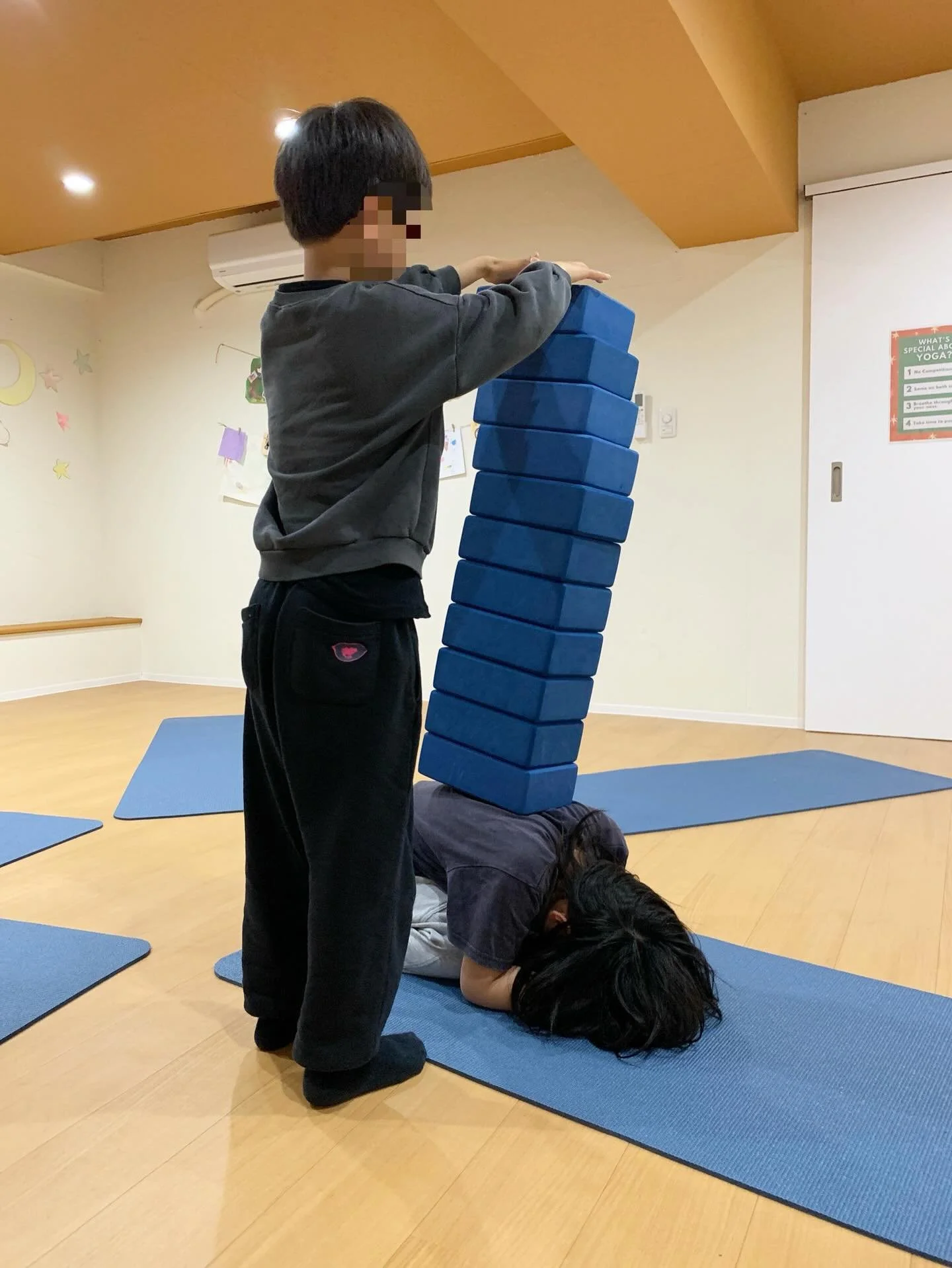 .
レッスン中は、日常の中で使う
生きた英語に触れることを大切にしています！

写真は、「Focus! Focus!」と声をかけていたら
「集中ってこと？」と自然に意味が伝わった瞬間です☺️

4月からはEnglish Onlyのレッスン数も増やしていますので
ご興味のある方は、ぜひ一度体験してみてください！

#放出栄町商店街 #キッズヨガ