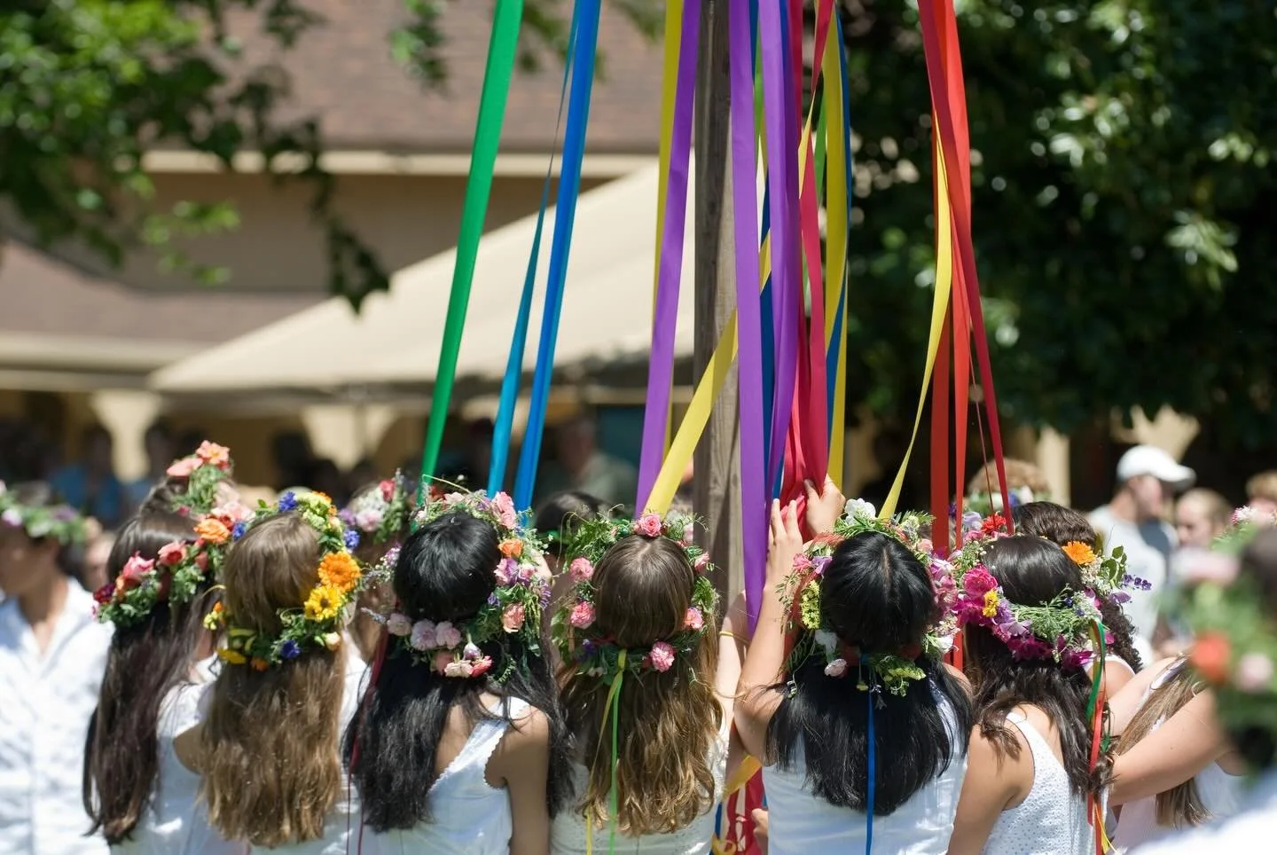 .
5月のテーマは「May Day」🌷

日本ではあまり馴染みがないかもしれませんが、メーデーは5月1日に多くの国で祝われる特別な日です。「春の訪れを祝う日」と「労働者の権利を考える日」という、2つの意味を持っています！5月病という言葉があるように、心身の疲れが出やすいこの時期。自分の身体の状態や、時間の使い方など「バランス」に目を向けるレッスンを行います！

ーーーー
🌼Baby＆Kindyクラス
・自然をテーマにしたストーリーヨガ
・リボンやパラバルーンを使ったバランスポーズ
・呼吸を使