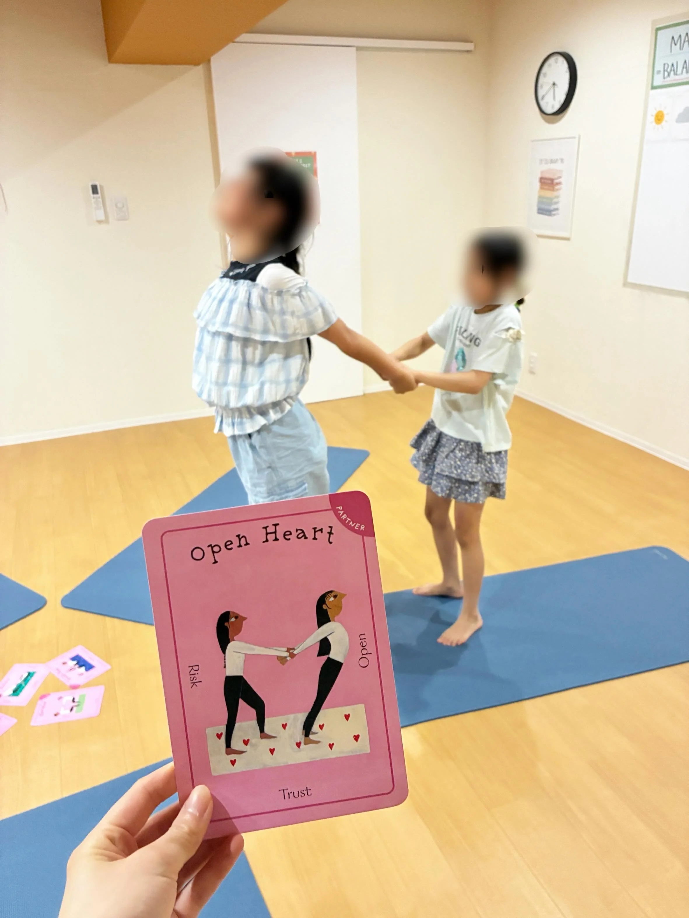 .
前の子「絶対、手離さんといてな」
後ろの子「うん、せーの！」
「ちょっとーー！😂」

と、笑ったレッスンの一コマ

「これはなんで身体にいいのかな？」と聞くと

「元気になるから！」
「ポカポカするから！」
「血の流れが良くなるから！」
「足と手が強くなるから！」

と、自分の言葉で答えてくれました👏