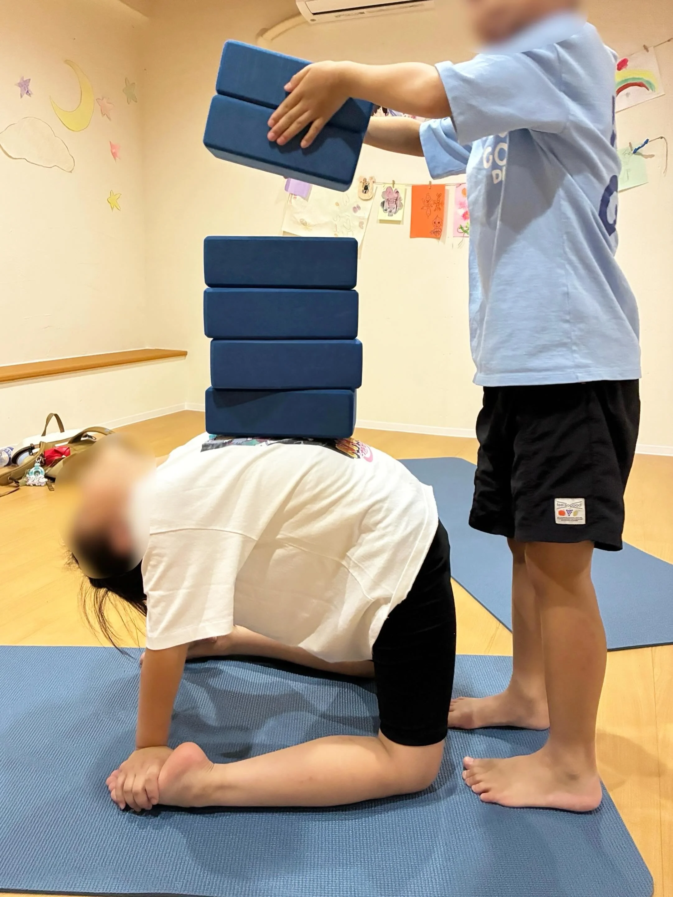.
ラクダポーズで胸を大きく開きながら
ブロックを積むチャレンジ！！

ブロックをコブに見立てて
How high can you make your hump?
と盛り上がっているところです🐪✨

ラクダは英語でcamelですが
あまり馴染みがないのか
「キャラメル！」「カメラ！」という
可愛い答えも返ってきます