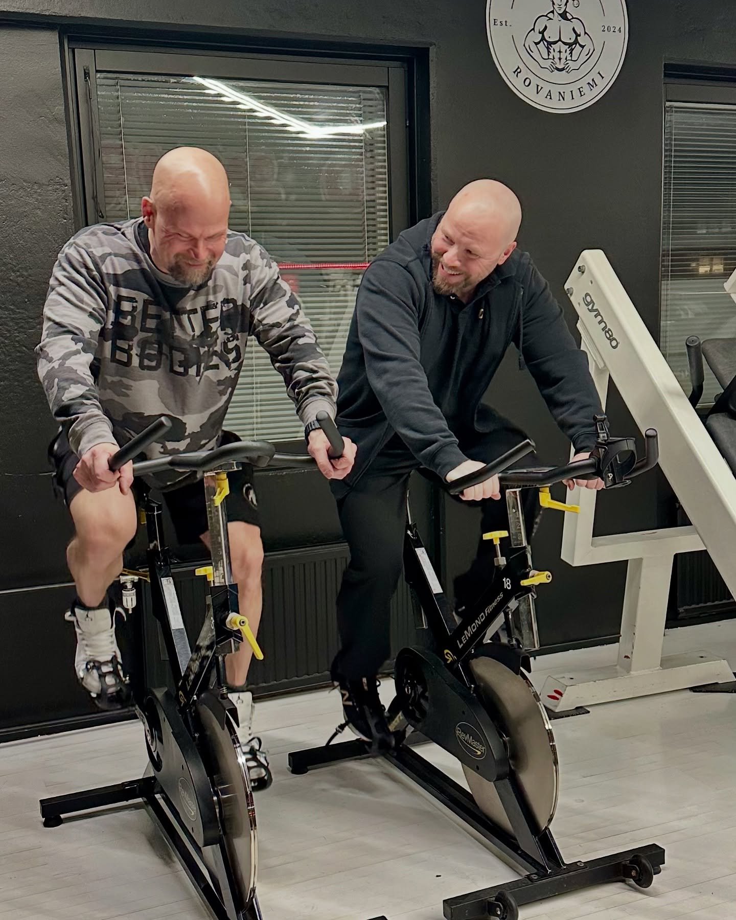 Hyv&auml; se on teh&auml; aerobista v&auml;lill&auml;😂 On muuten hyv&auml;t py&ouml;r&auml;t polkea😅💪👍 
#santasgymteammassimo #lemondfitnessbike