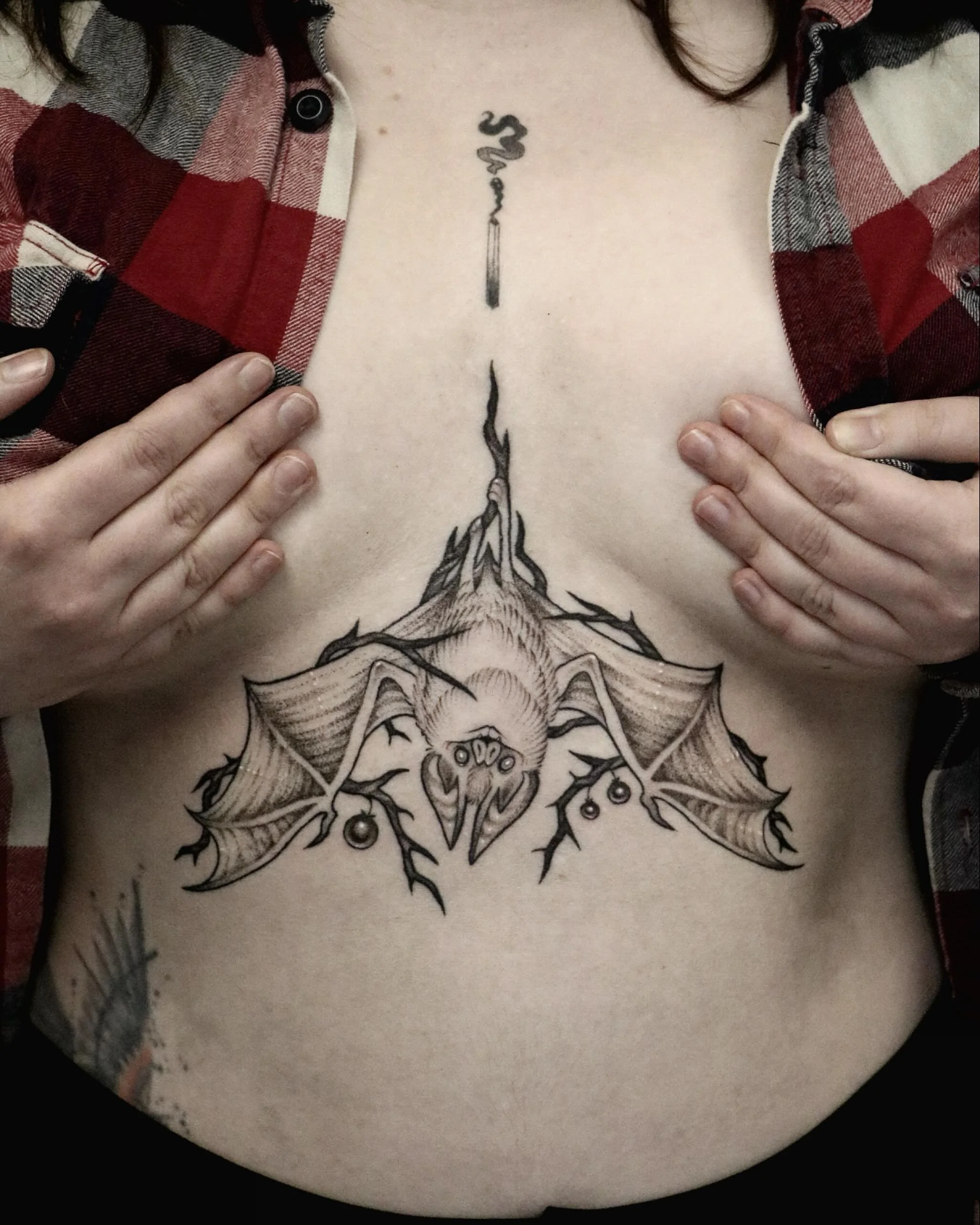 ✧ Lɪᴛᴛʟᴇ Bᴀᴛ ✧

Always love when @lambbloos comes in for a new piece! Love how this little sternum bat came out!

✦

✦

#tattoo&nbsp;tattoos&nbsp;tattooed ink&nbsp;inked blackwork&nbsp;blxckink&nbsp;artist&nbsp;tattooist&nbsp;tattooartist tattooart t