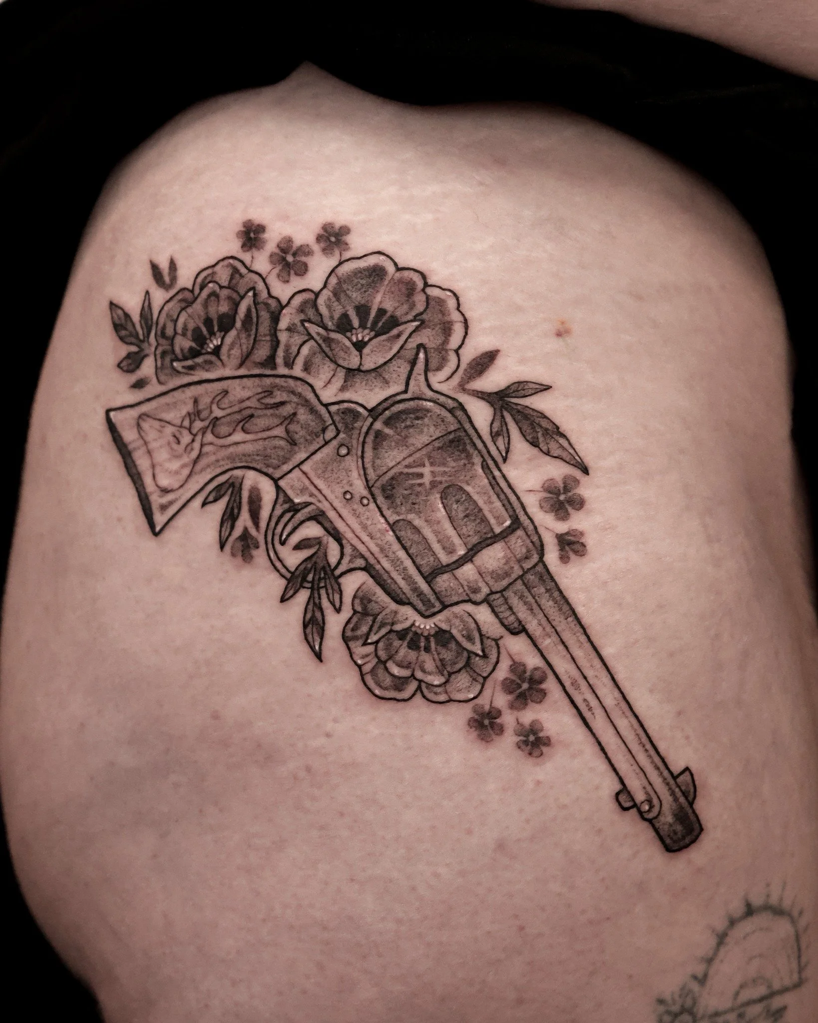 Arthur Morgan's cattleman revolver from RDR2 for Arden. This game is definitely in my top 5 from the past decade 🐎✨

✦

✦

#canadatattoo #kamloopstattoo #blackwork #rdr2 #illustrativetattoo #reddeadredemption2