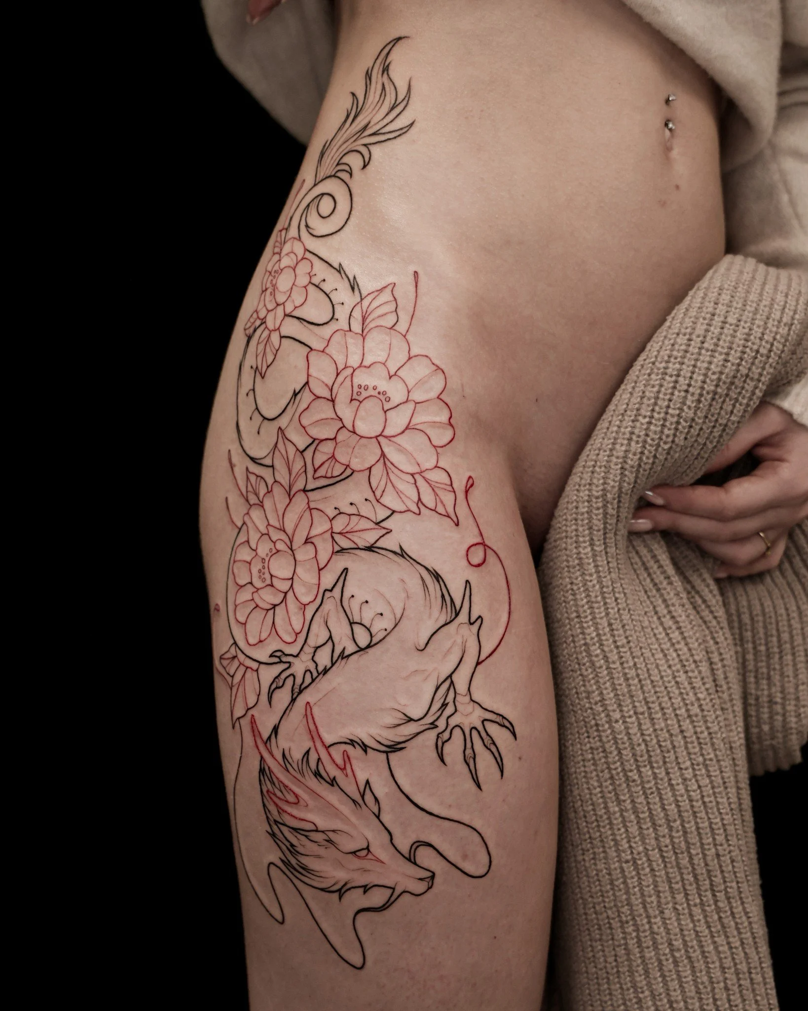 The beginning of my next piece on @nailsbyddarina! Shading soon, alongside a big back piece in the same style! 🖤

✦

✦

#canadatattoo #kamloopstattoo #blackwork #redink #illustrativetattoo #dragontattoo