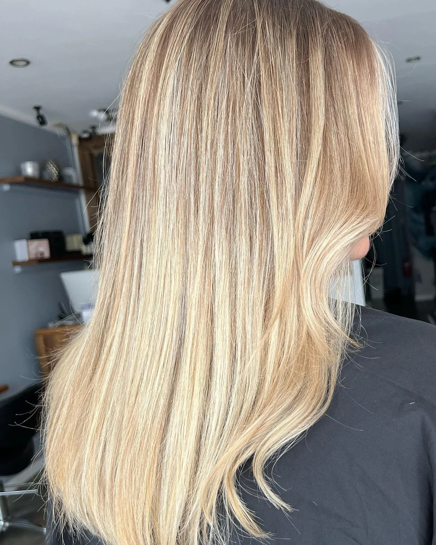 Bright creamy blonde hair colour with soft waves by freelance hairstylist in Pimpama and Robina – Gold Coast blonde specialist using low-tox products