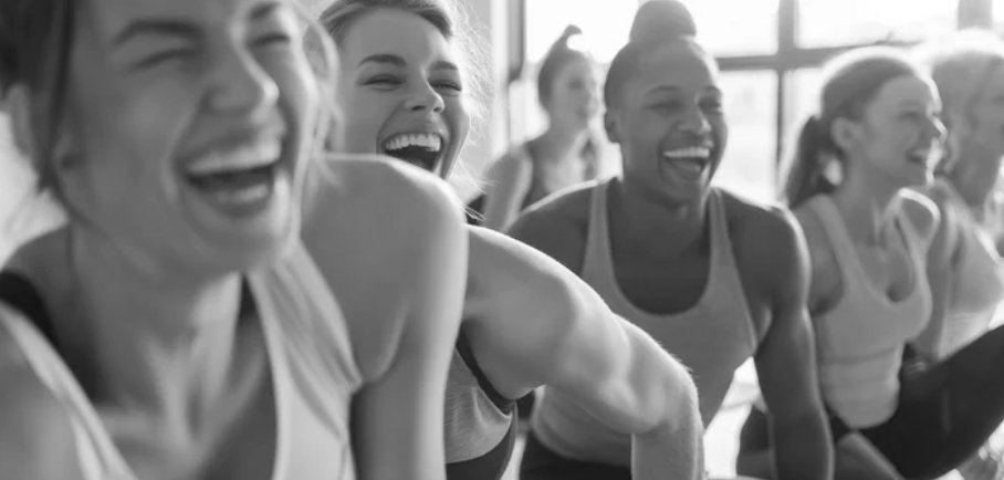 Groupe de femmes souriantes en cours de pilates ou yoga dans une salle bien éclairée à Valence dans la Drôme.