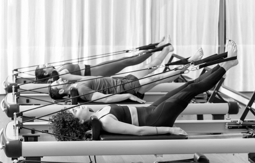 Pilates Reformer et tapis : pourquoi combiner les deux pour une pratique complète ?