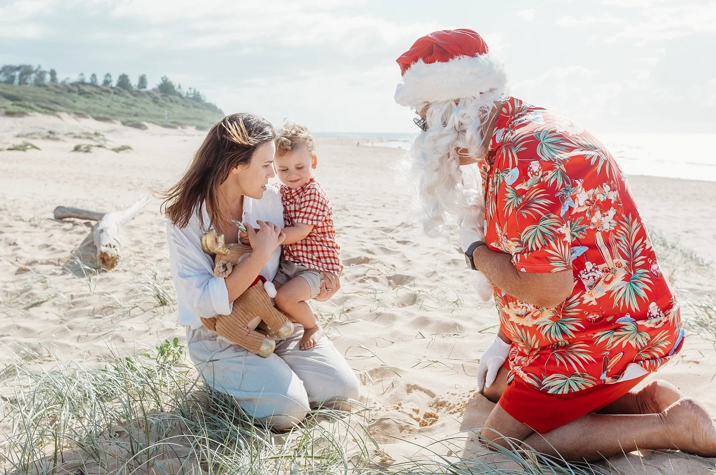 Our Santa is a Pop and a Dad and experienced Santa, so well versed in the language of children.❤️

Our photographer is a mum of three and professional photographer at @dear_juniper_photography, with many years experience working with families.

Durin
