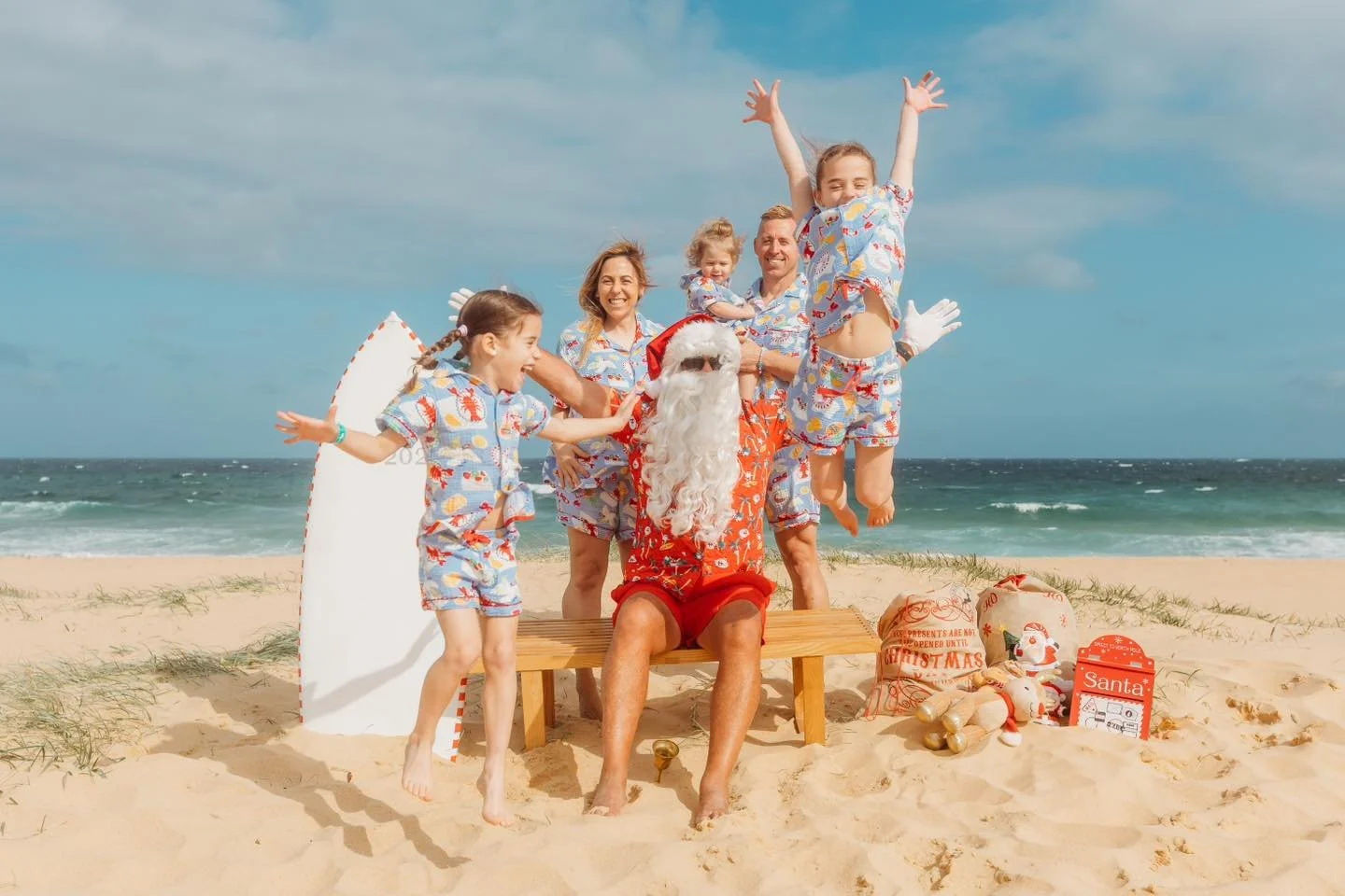 Jumping into another fun filled festive weekend of families and furry friends ❤️ Santa and his helpers can&rsquo;t wait to meet you🎅🏻