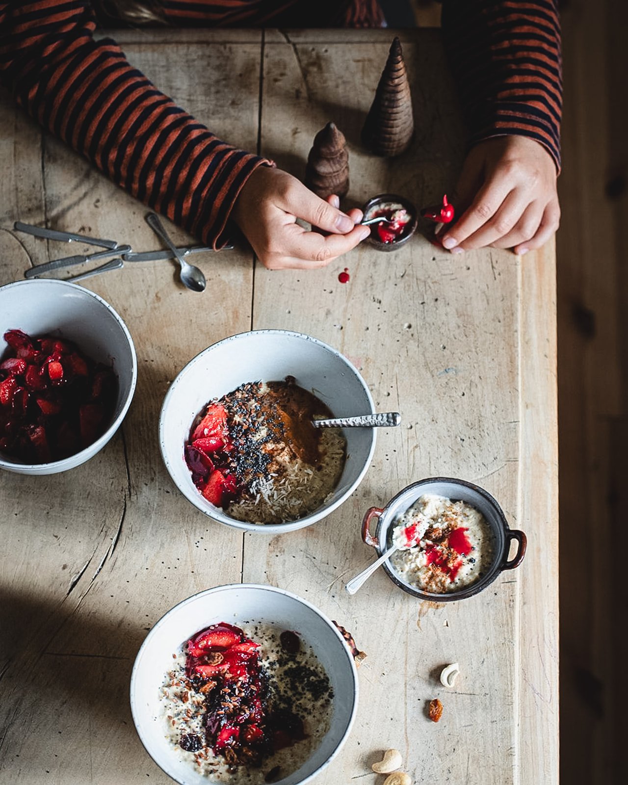 FRÜHSTÜCKSGRÜTZE MIT KARAMELLISIERTEN PFLAUMEN