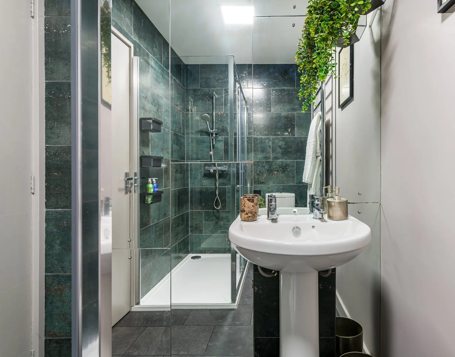 20240520 Darach - Strath Tummel - interior - shower room 002 - low res.jpg