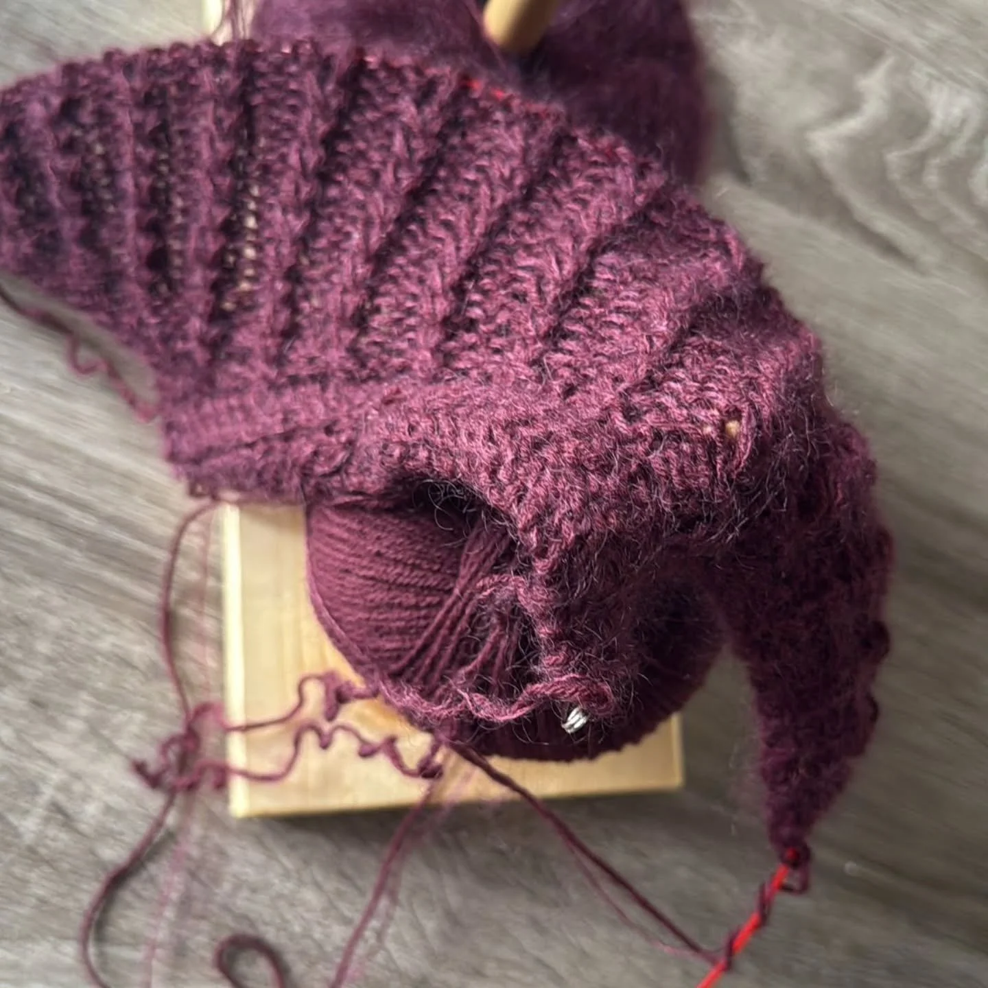 Our testknit is moving along beautifully 🤍
Some of us knit a bit quicker, some take their time, and that&rsquo;s absolutely fine. I love focusing on the process rather than the result, this way, the magic stays.
Everyone loves the pattern and keeps 
