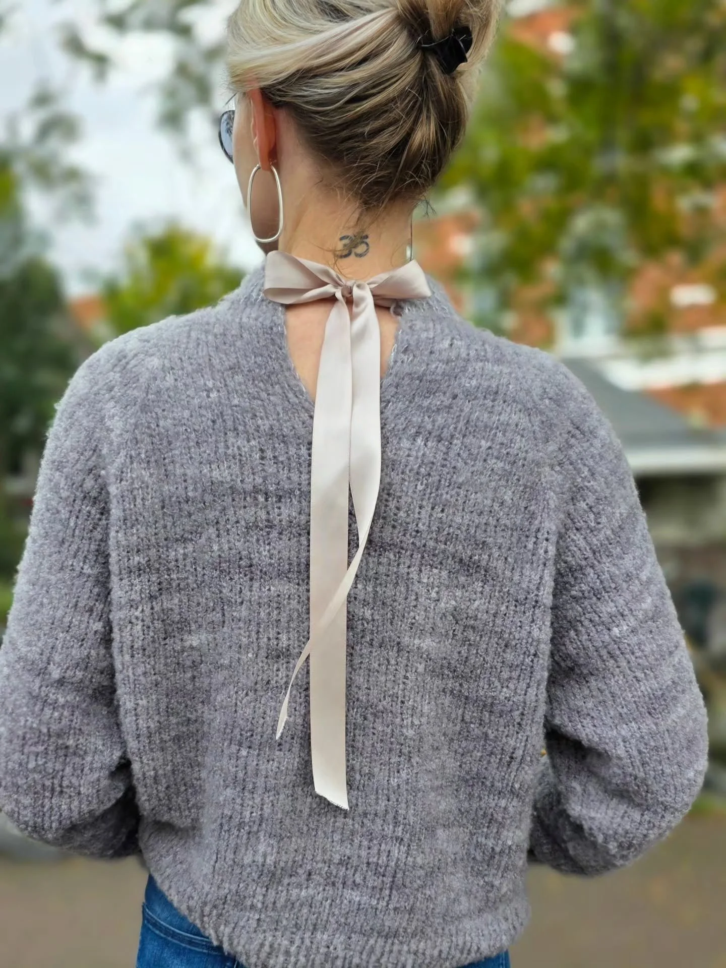 On a walk today 🖤
My hubby works six days a week, so Saturdays are our little treasure, a rare chance to enjoy time together. Today we went for a walk, soaking in the soft autumn sun. This year, spring, summer, and now autumn have been incredibly ge
