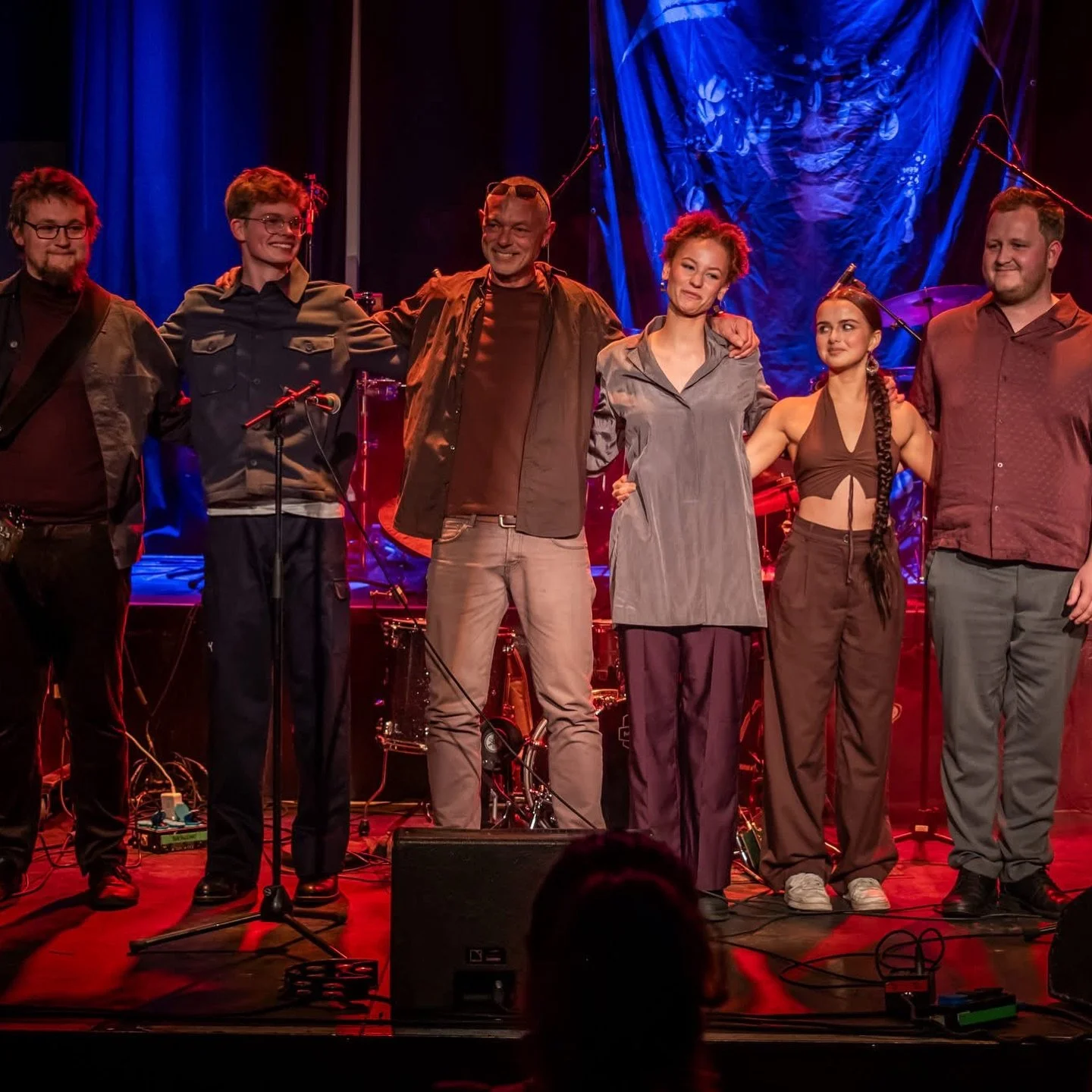 K&aelig;re alle,

2024 var rent musikalsk v&aelig;ret et sk&oslash;nt &aring;r i 10 og en halv m&aring;ned. 

Jeg har spillet med nye bekendtskaber og gamle venner. Jeg har spillet trio og k&aelig;mpe orkester. 

Jeg har brugt meget tid i studiet med