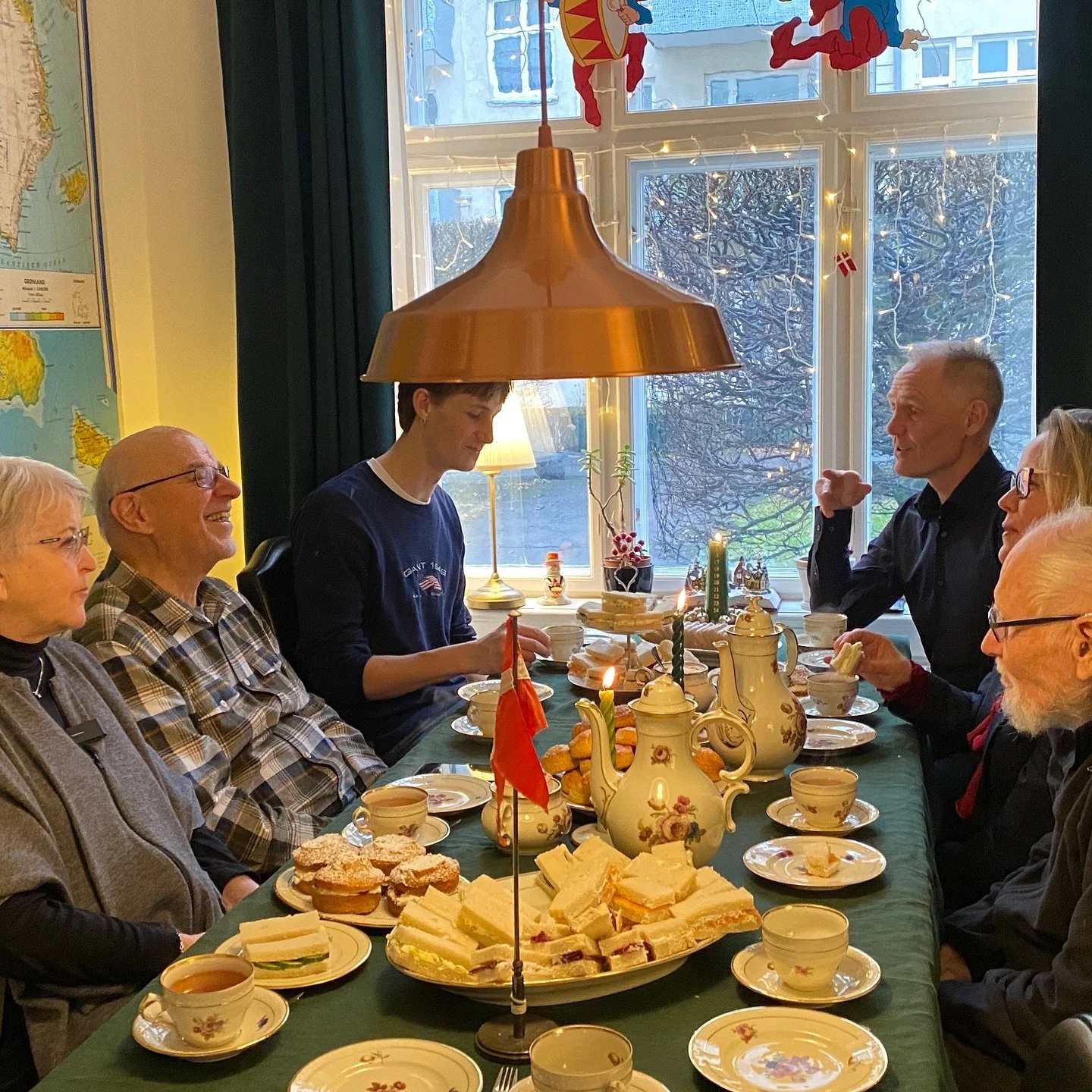Tusind tak for alle de f&oslash;dselsdagshilsner jeg har modtaget 🇩🇰 Dem er jeg glade for, hver og en ❤️🤩
Det var en sk&oslash;n og hyggelig dag med g&aelig;ster til afternoon high tea 🫖