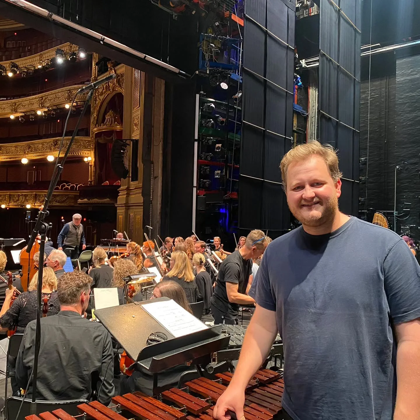 Annas Sang p&aring; Gamle Scene i aften 🤩
Fantastisk at f&aring; lov at spille i s&aring;dan et vidunderligt hus 😍🥳
@kglteater 
.
.
.
.
.
#music #theater #musicianlife #book #concert