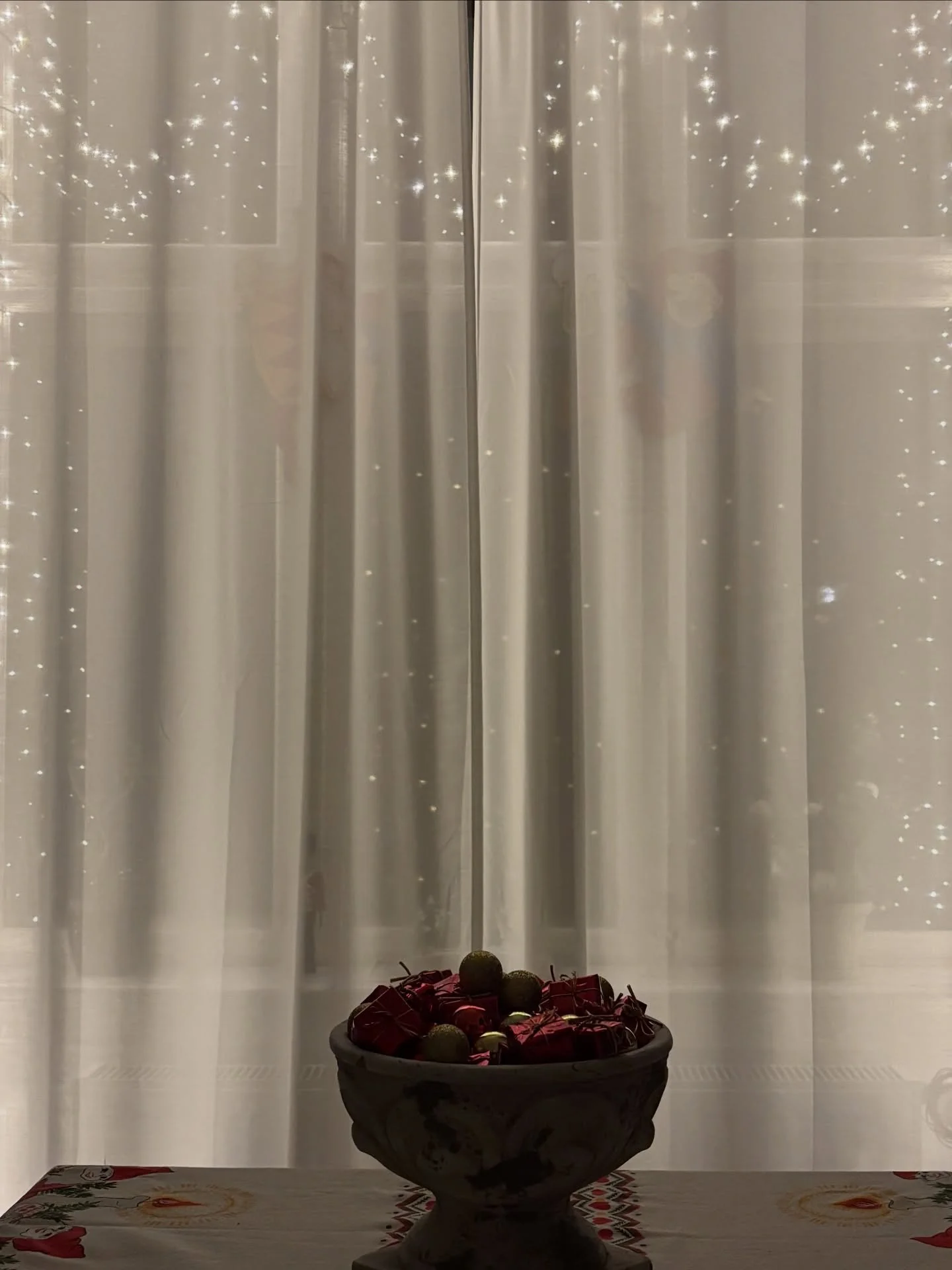 Julestemningen er kommer snigende den sidste m&aring;neds tid 🎄 Og ligepludselig st&aring;r jeg her og har juleferie ✨🕯️ En k&aelig;mpe overraskelse da @_christianmoeller pludselig st&aring;r i stuen og ikke sidder i Rio 🇧🇷❤️Kalenderlyset er ikke