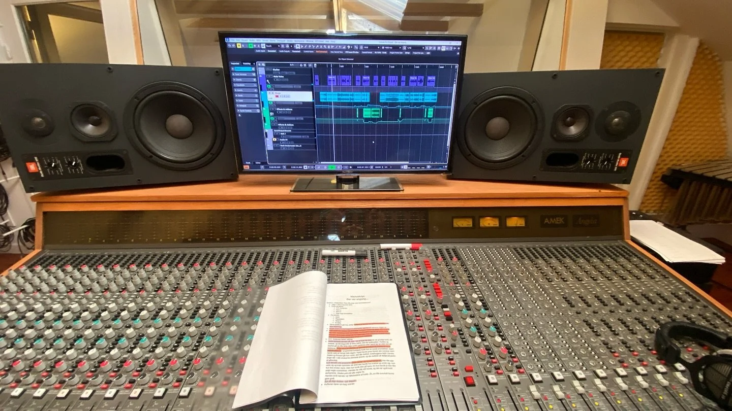 Indtaling af eventyr samt lyddesign til teaterstykke de n&aelig;ste otte dage 🎙️🎭🎩

#recording #fairytale #hcandersen #studio #theatre