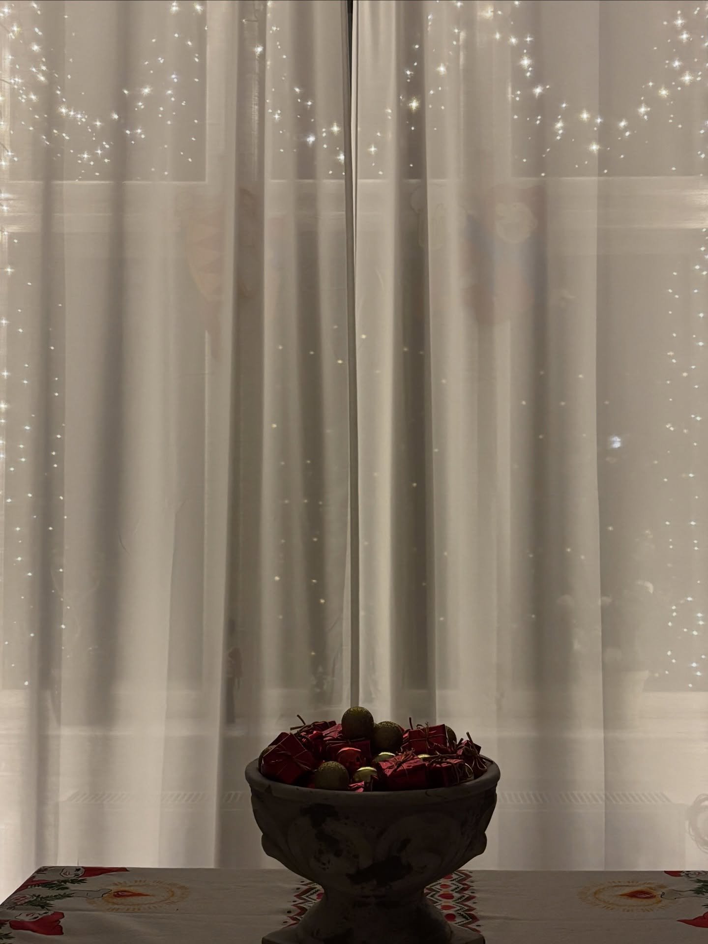 Julestemningen er kommer snigende den sidste m&aring;neds tid 🎄 Og ligepludselig st&aring;r jeg her og har juleferie ✨🕯️ En k&aelig;mpe overraskelse da @_christianmoeller pludselig st&aring;r i stuen og ikke sidder i Rio 🇧🇷❤️Kalenderlyset er ikke
