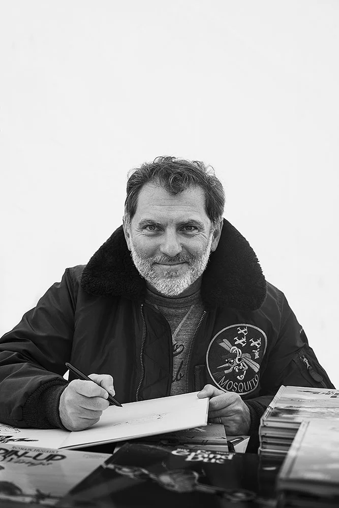 Romain Hugault dédicace ses BD.