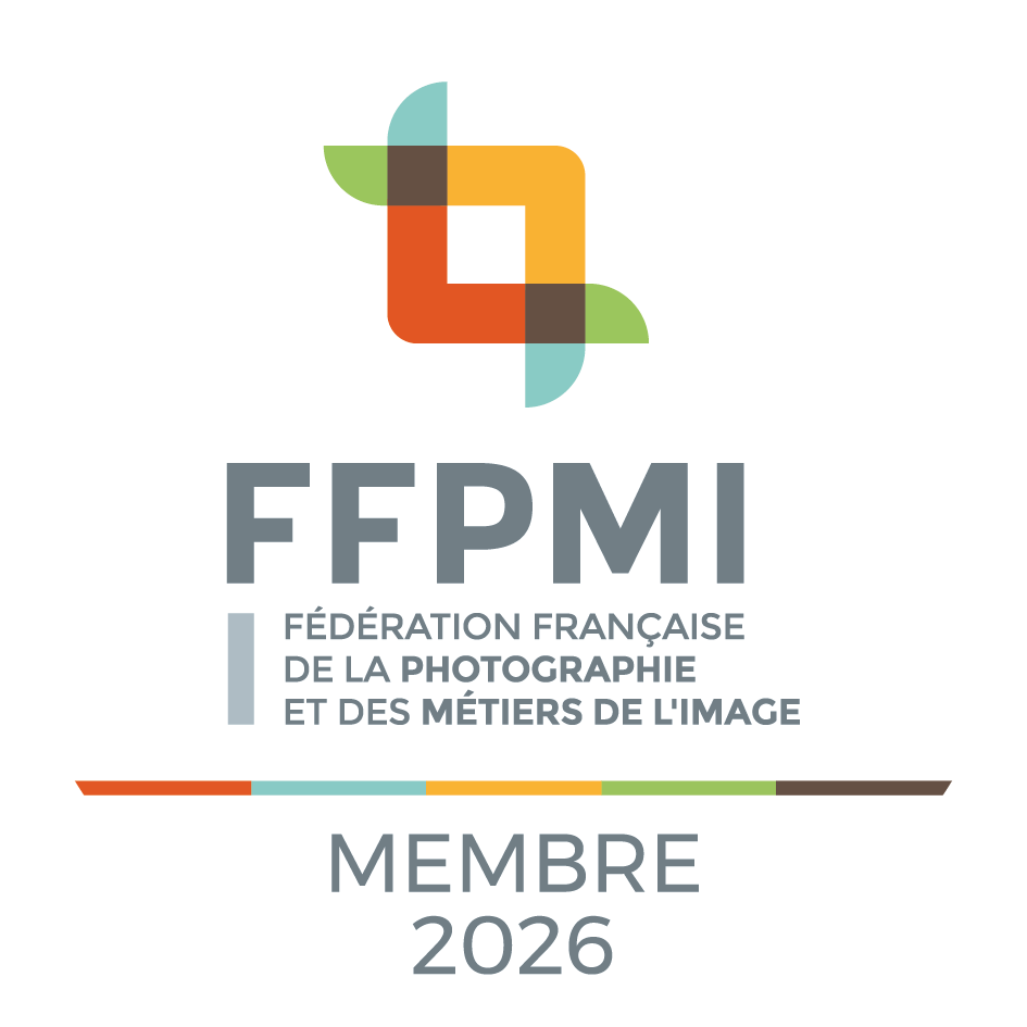 Logo de la Fédération Française de la Photographie et des Métiers de l'Image, avec le texte 'Membre 2026'.