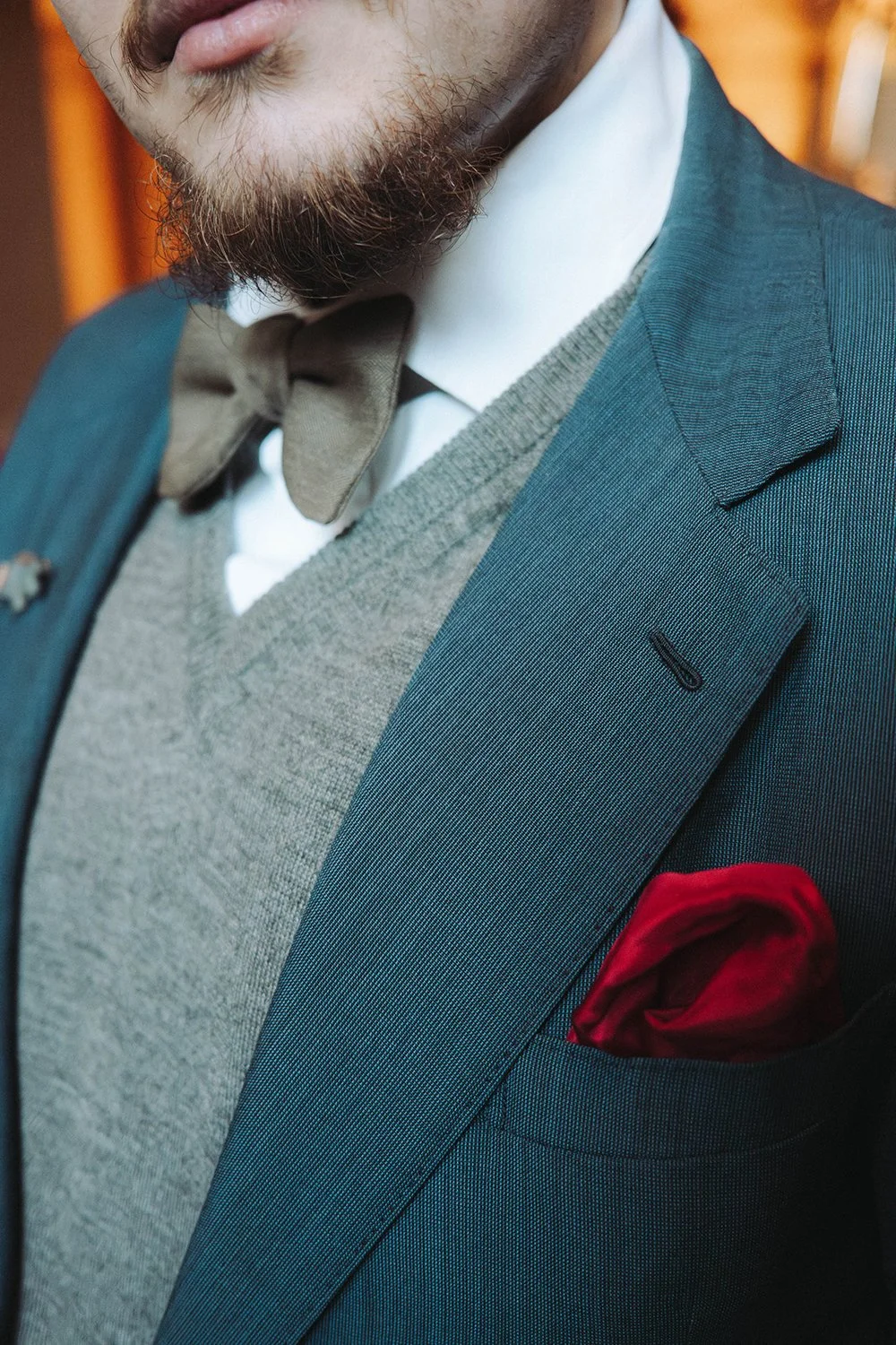 Détail d'un costume veste avec nœud papillon.