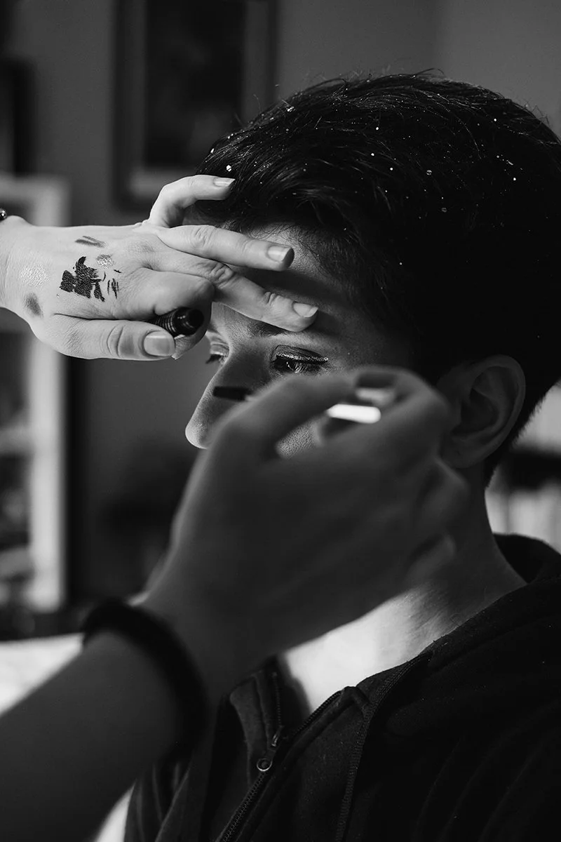 Une mariée dans les mains d'une maquileuse