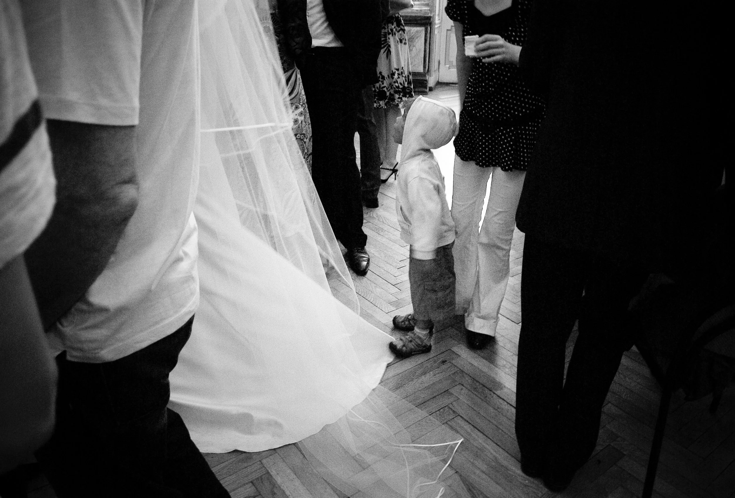 Groupe de personnes partageant un moment convivial, semble-t-il lors d'une fête ou d'un rassemblement social, avec des vêtements décontractés.