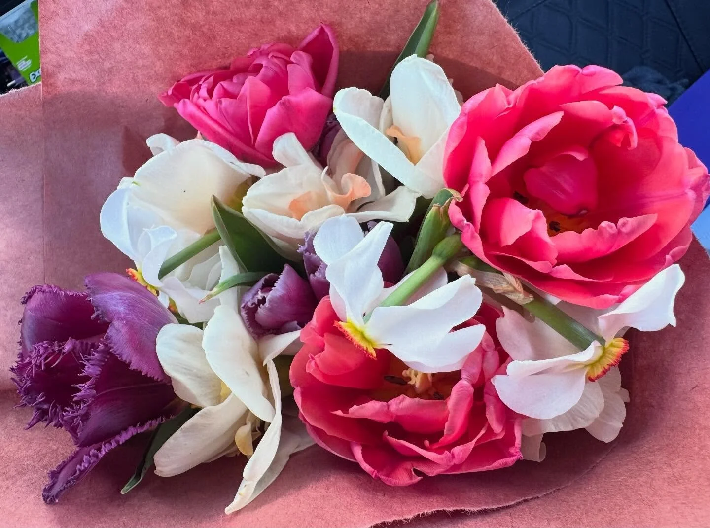 Do the thing!

Pre talk pit stop. A bit nervous about tonight&rsquo;s event so treated myself to the most beautiful bouquet from @clusterflockflowers farm stand outside @rubyjune_inn 

The are gorgeous and I feel great!

No vase, no problem.

Take th