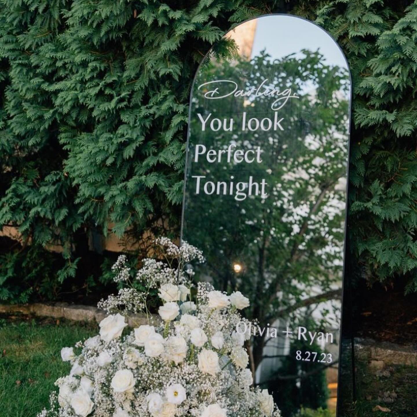 🍸 COCKTAIL HOUR INSPO 🍸 

Cocktail hour is a perfect time at your wedding to add personal touches whilst guests mingle and take in your beautiful venue. We are loving personalised mirrors for selfies, gallery walls and seating plans that give your 