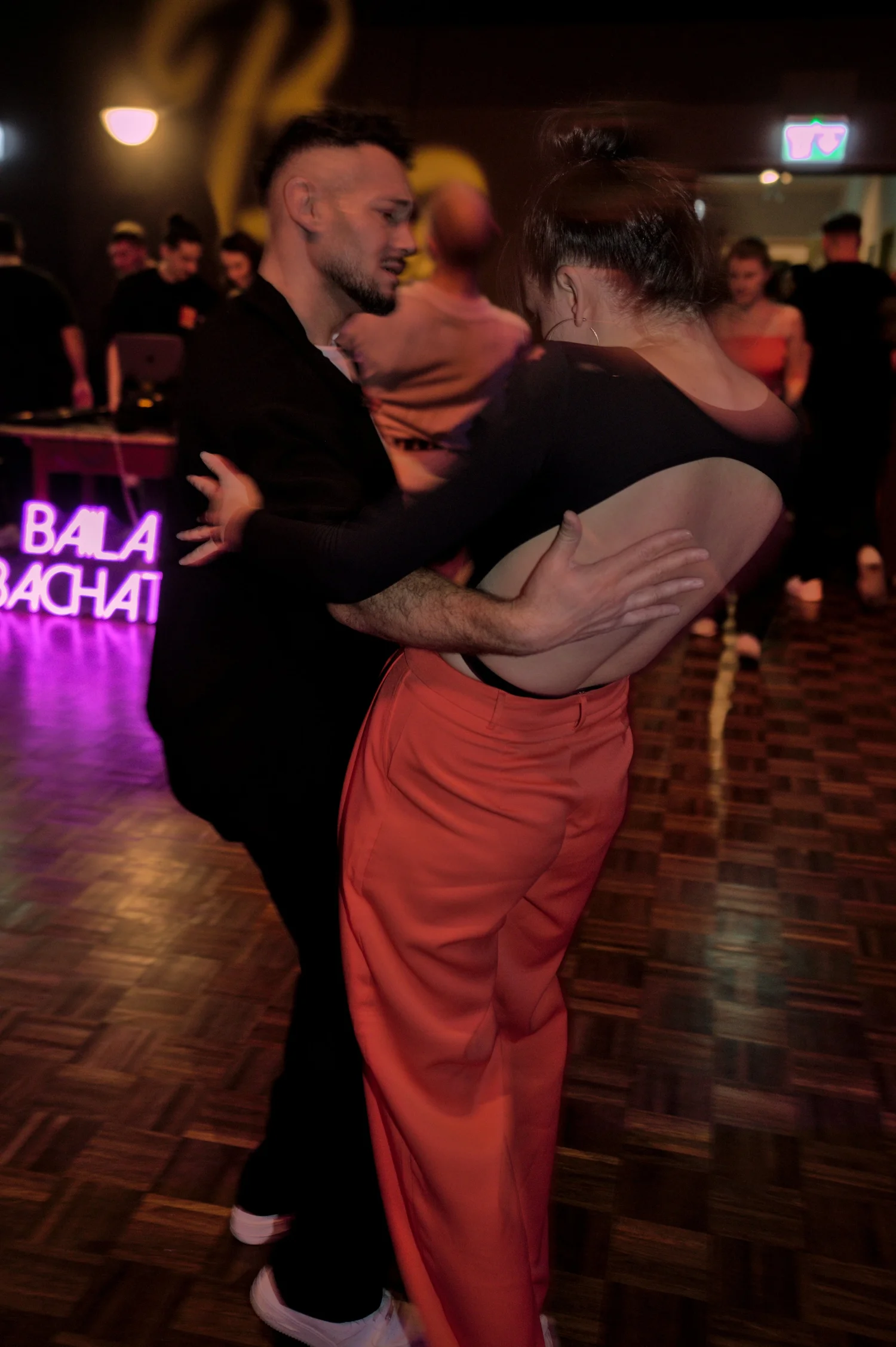 Bachata-Paar beim Social Dance von BailaBachata Regensburg