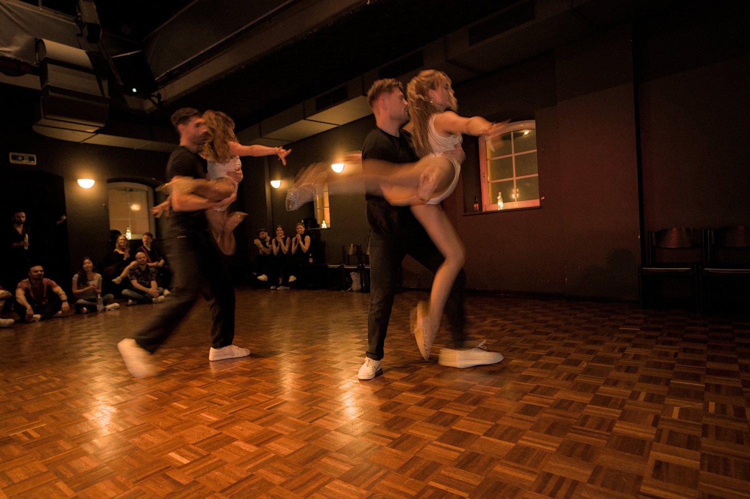 Bachata-Workshop mit mehreren Tanzpaaren in Regensburg