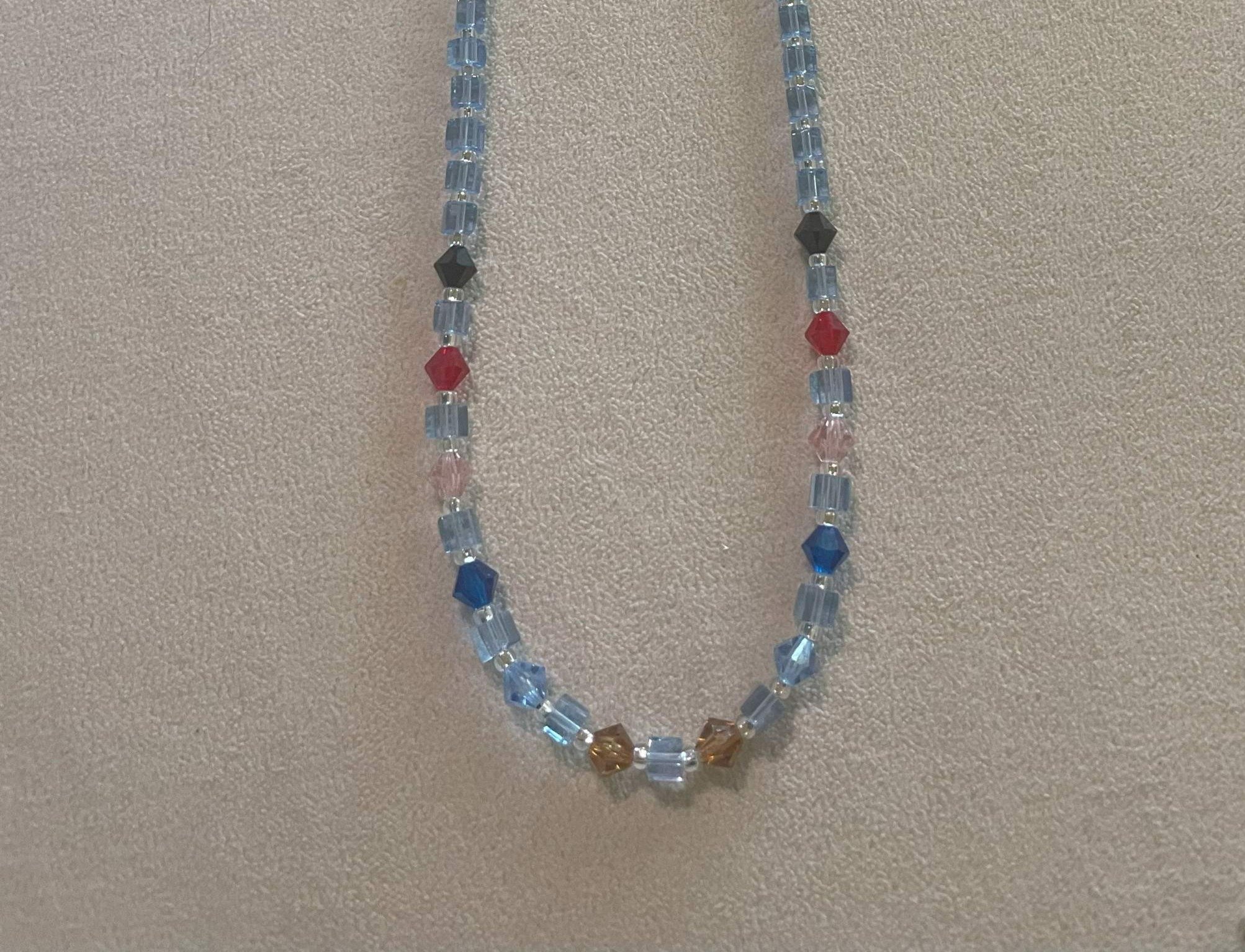 m25J12 Light blue glass cubes with M25J colored bicone beads.