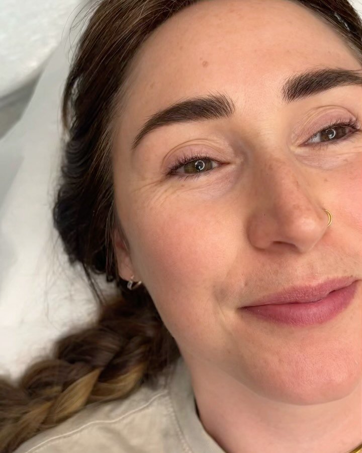 Dark &amp; fluffy 🖤💫

My client had great brows to start with but felt they had started to grow downwards more, and lamination was too much maintenance&hellip;

By adding definition to the arches, we&rsquo;ve created the appearance of fuller, fluff