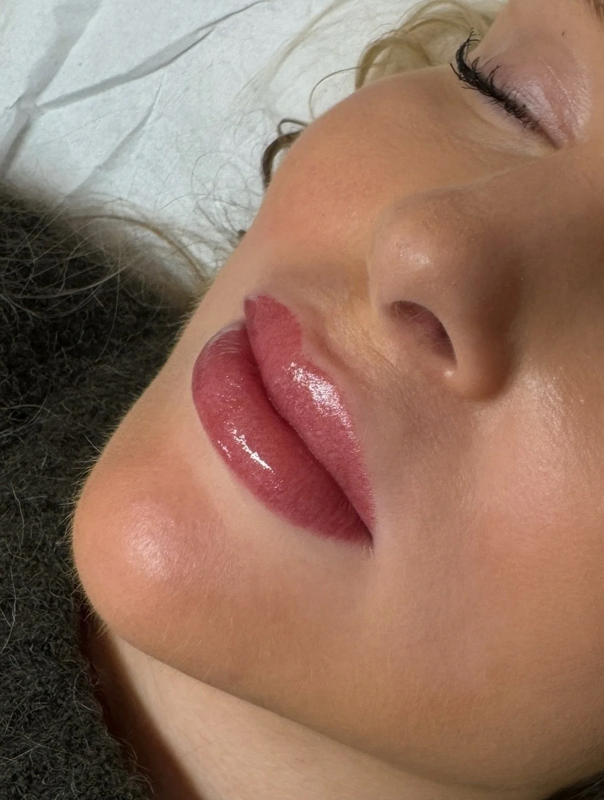 The longest lasting lip tint on the market 🤭👄 Pillowtalk inspired lip blush with pretty pinky tones.

Immediately after - Healed after one session - Before

Need I say anymore? If you want healed lip blush by Christmas, now is the time to book 🎄✨
