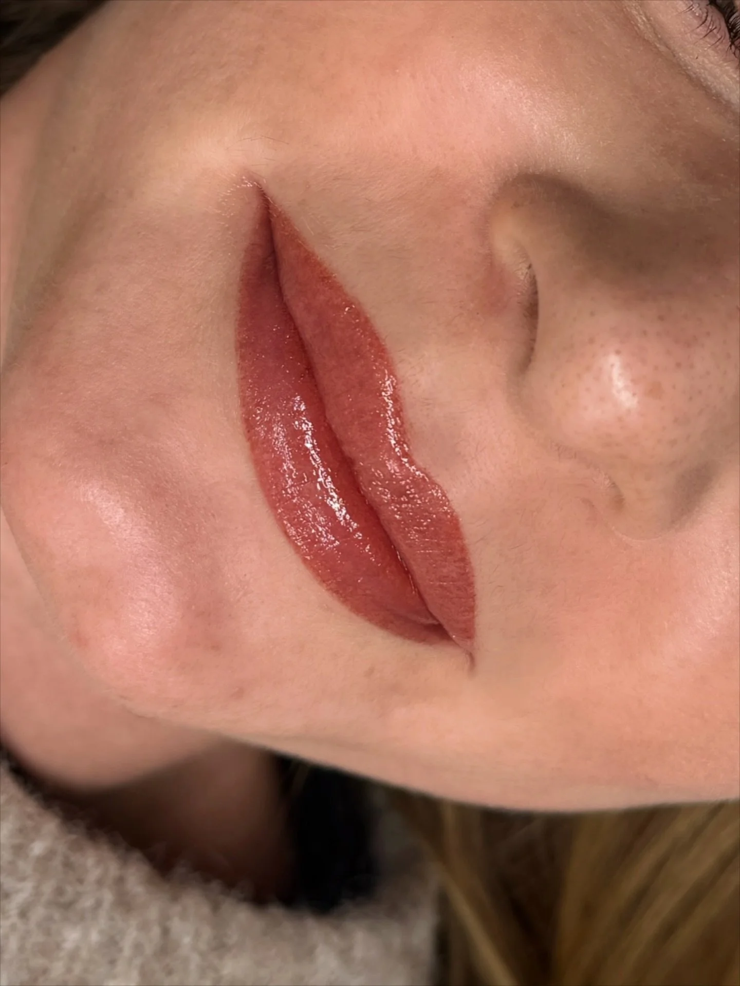 Money can&rsquo;t buy you happiness&hellip; but it can buy you lip blush 💄💋

In love with this colour! My client wanted a browny tone. This is a mix of Old Castle and Cocoa Beans by @brovi.uk. It will heal cooler and softer over time.

Browny tones