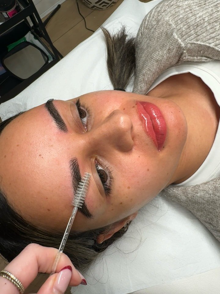 If you want your brows to look permanently &ldquo;polished&rdquo; and in place, these are for you&hellip; ✨🔥

My client wanted to fill in the gaps of her brows, to mimic the look of how she does her makeup, with a combination of hairstrokes and a so