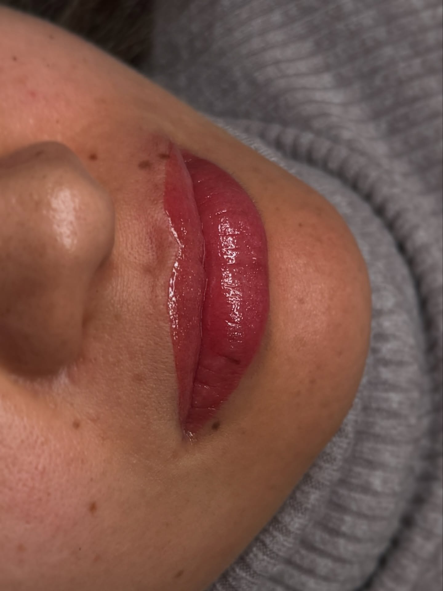 Pinky blush hues🌷🌸🌹 to colour match &ldquo;Whimsical&rdquo; lip stain, a client favourite. The most gorgeoussss shape and colour mix!

This was a custom colour mix, with cool pink tones 👩&zwj;🎨 Lip blush always looks warmer + more vibrant when i