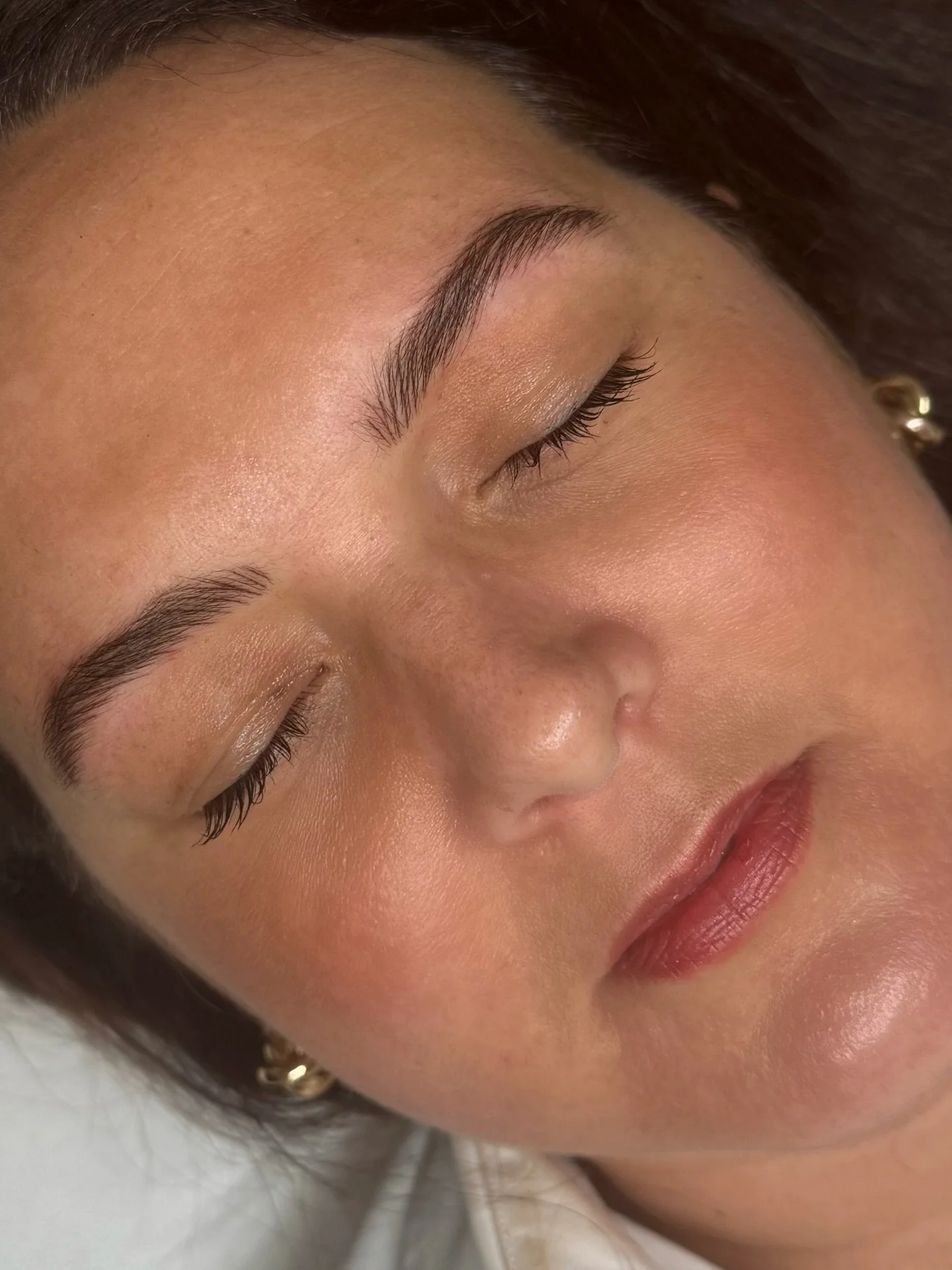 Sometimes all you need is good brows and a bold lip ☁️✨ to look &ldquo;done&rdquo; with very little effort! Classic, chic and effortless&hellip;

These kind of brows are my favourite to do - adding extra fluffiness, flowing with the natural hairs to 