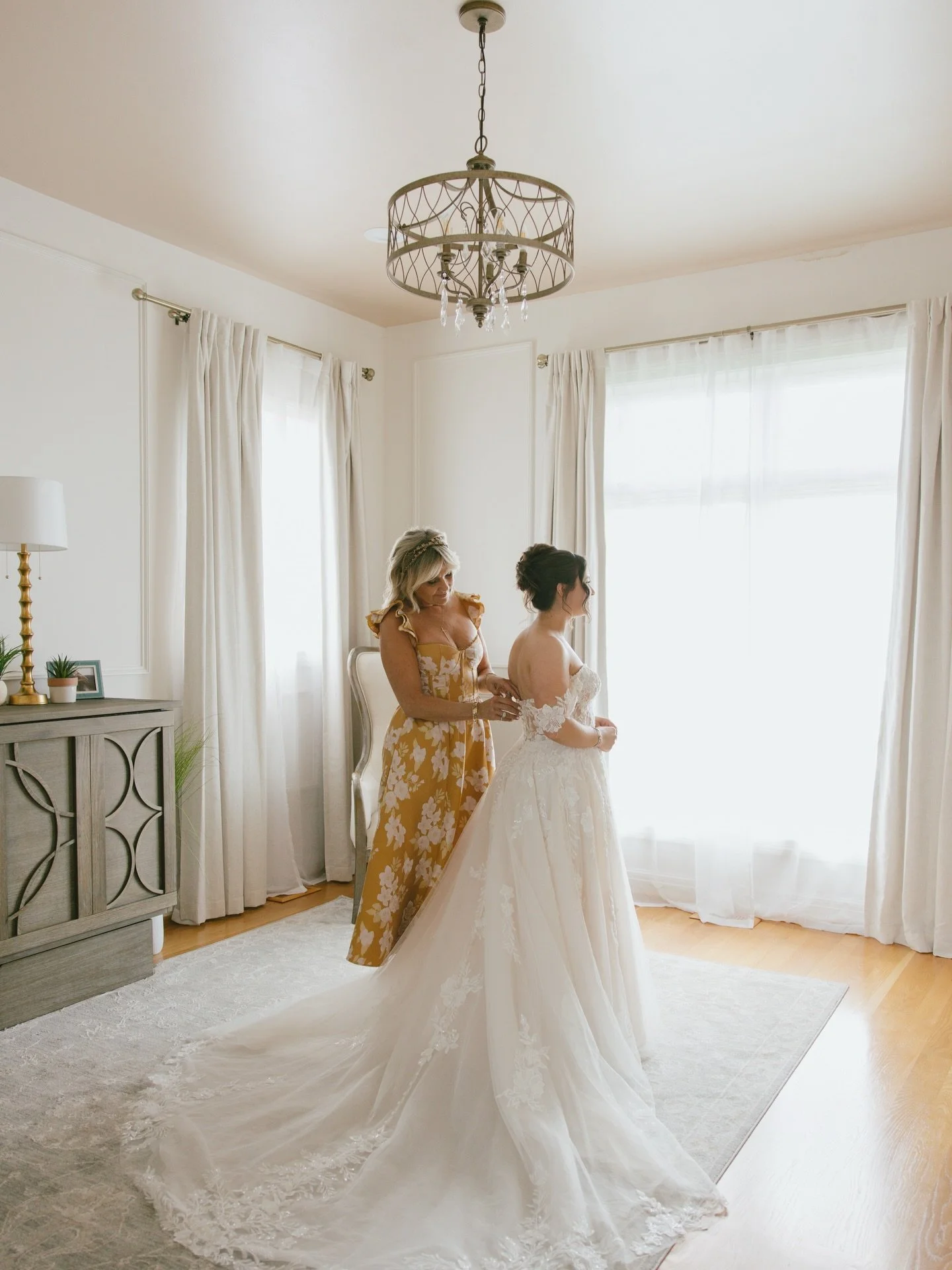 Every unforgettable wedding deserves a bridal suite that feels just as special as the moment itself 💍

At Kingston Cliff Lodge, we designed this space with intention&mdash;soft natural light, clean white textures, and a timeless backdrop that photog