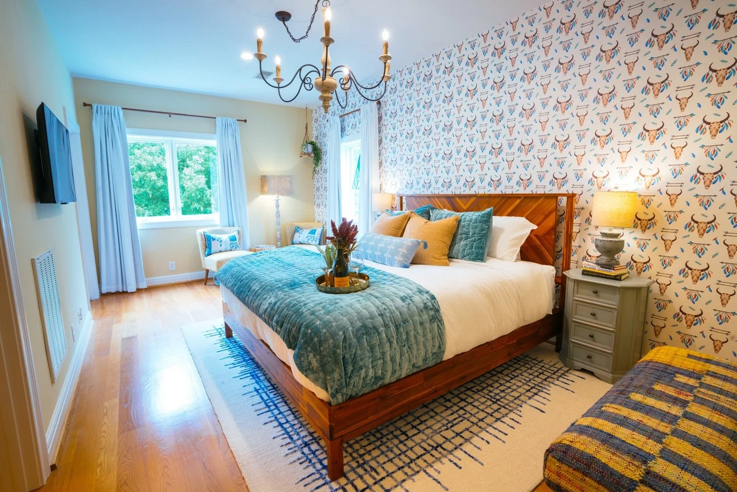 If you&rsquo;re the type who wakes up early,
grabs coffee, and sits by the window while everyone else is still asleep&hellip;

The cowboy suite was made for you ☕🌿

Soft light, quiet corners, and just enough space to feel tucked away.

✨ King suite
