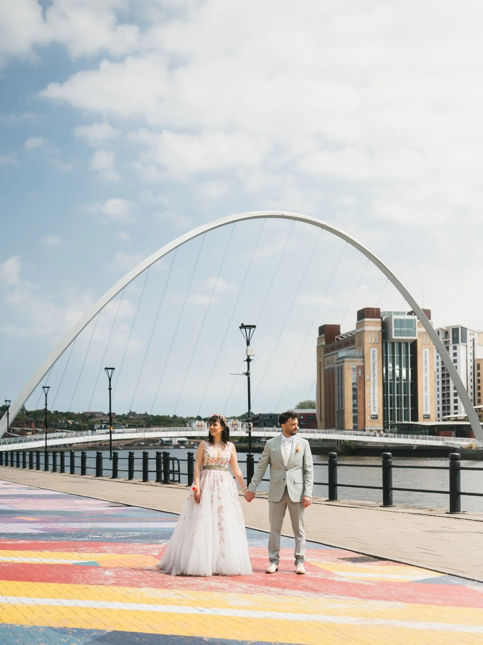Let&rsquo;s take a walk by the Quayside. 🌁💒 

Wedding moments for Neuver and Beatriz in the city 💍
