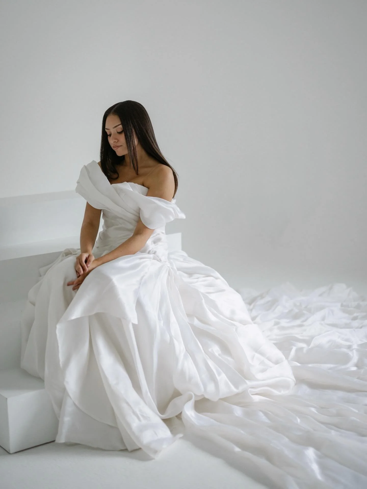 ✨

Wedding dress @marianahardwick 
Model @jweles_scappa 
Bouquet @rerefine.events 
Studio @meikstudios