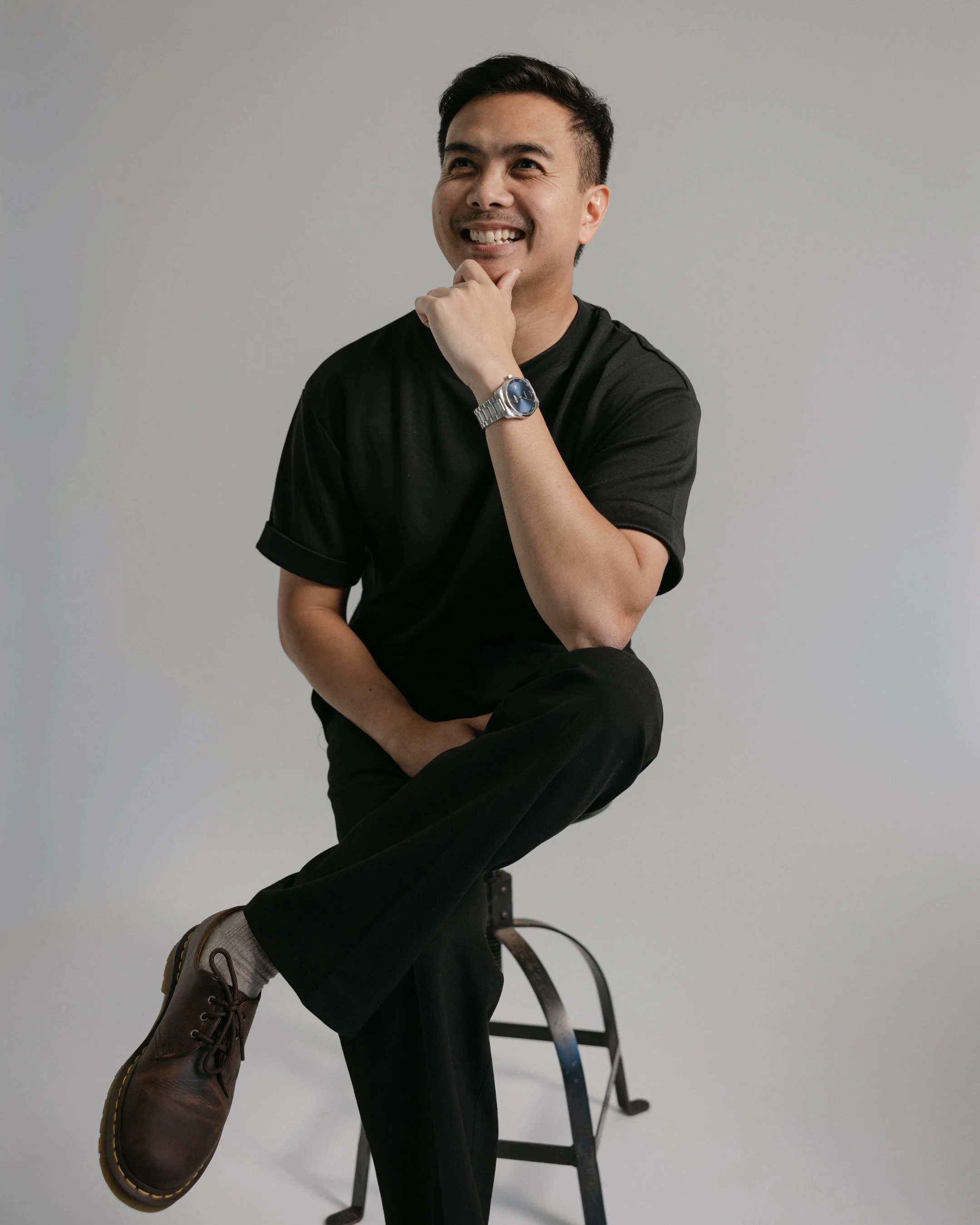 Allow me to re-introduce myself. I&rsquo;m Lester, a husband, a dad to two boys, and a wedding photographer based in Sydney.

What matters most to me is serving my couples and giving them the best possible experience I can.

I have a documentary appr