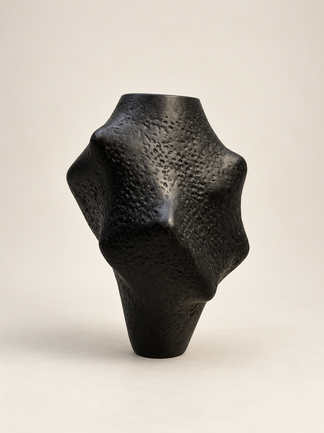 Charta Ollam sculptural vessel in black recycled paper by Justino Del Casar, collectible design at BLANCONEGRO BARCELONA