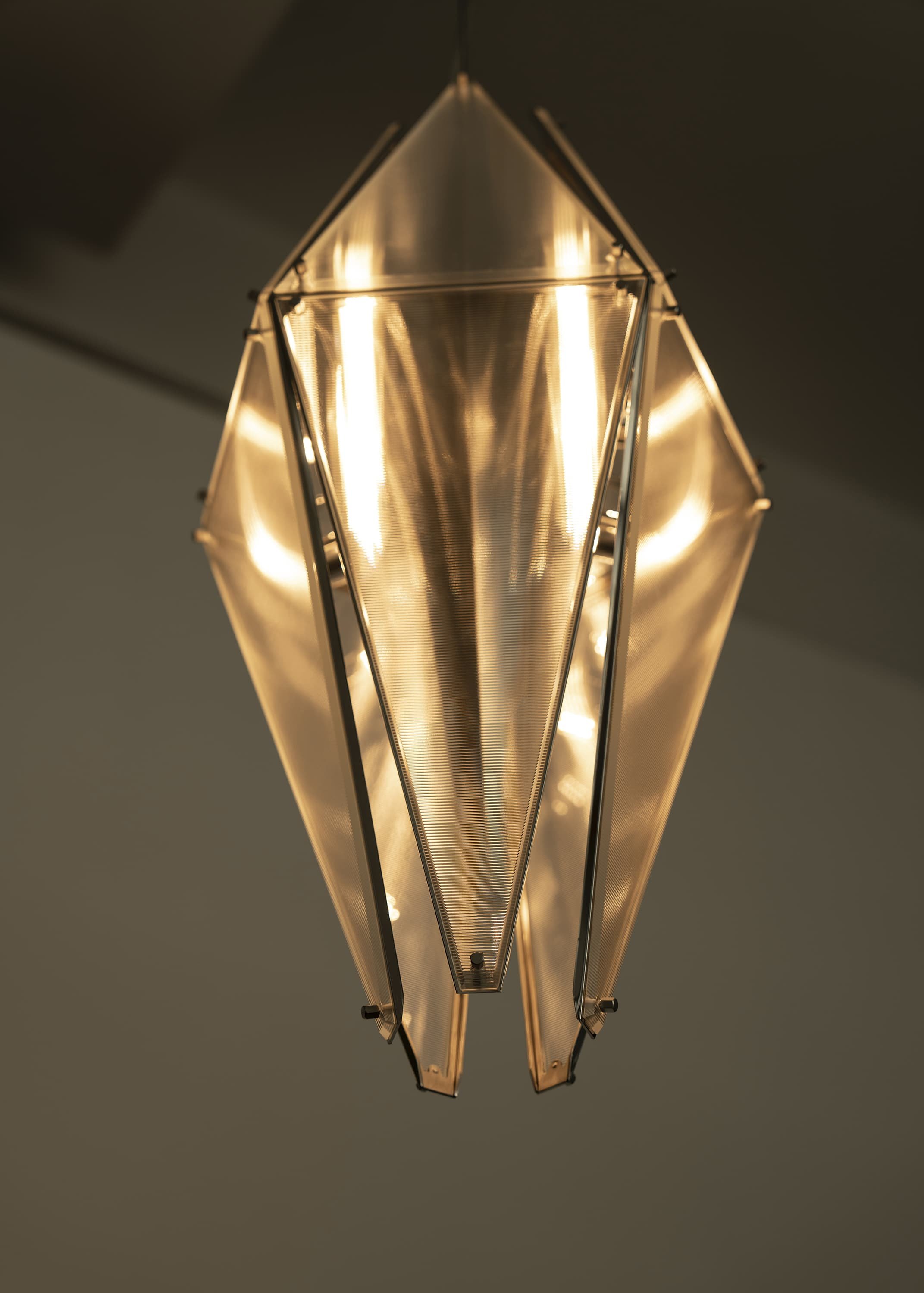 Pendant lamp with dynamic light reflections and architectural geometry, Fragment 08.