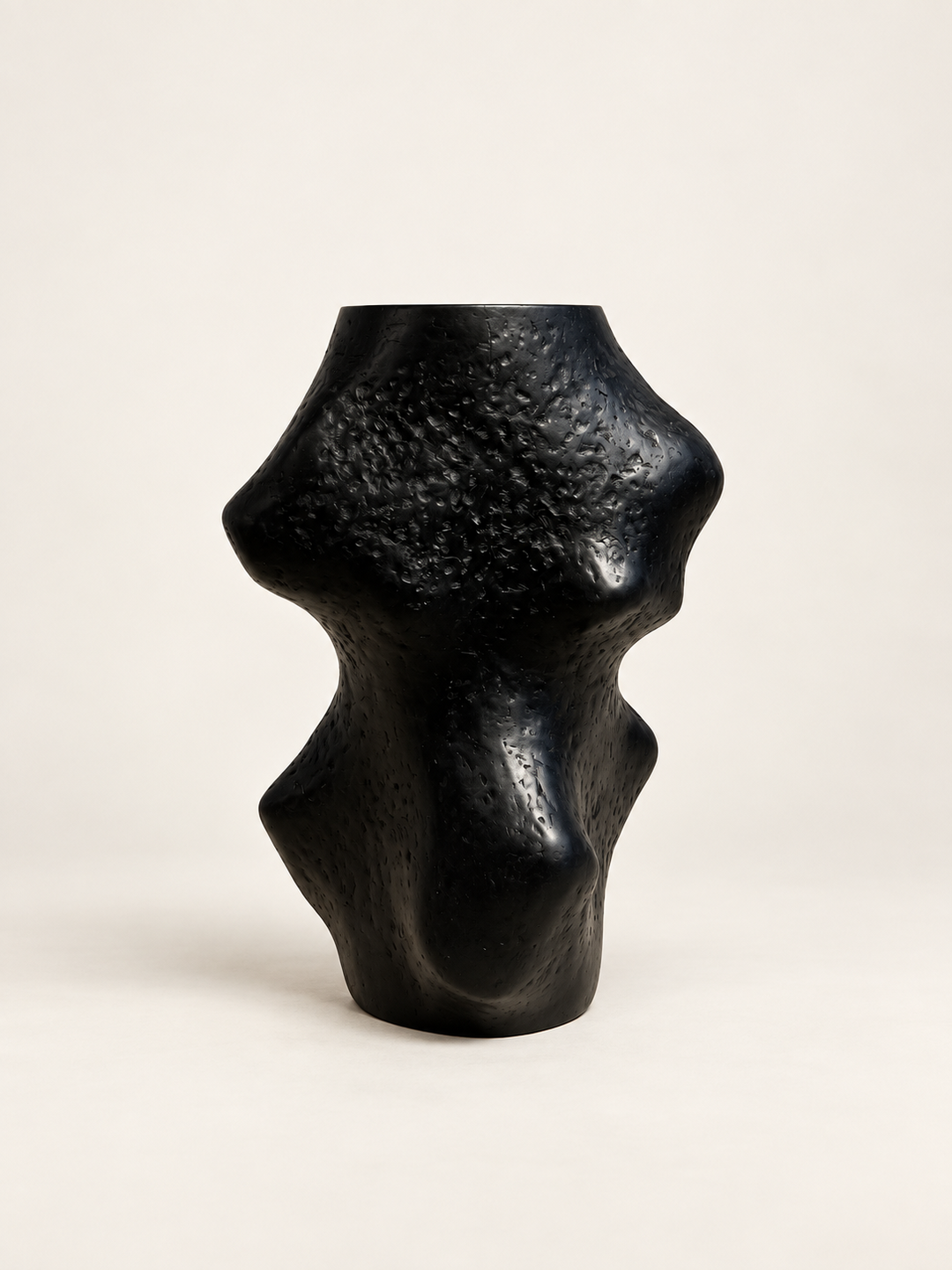 Pedestal II sculptural side table in black recycled paper by Justino Del Casar, three-quarter view, BLANCONEGRO BARCELONA